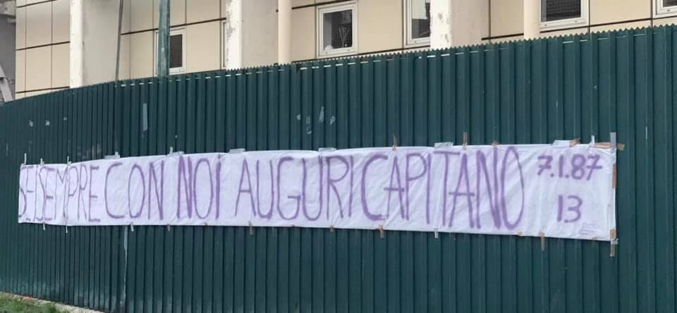 Striscione al Franchi, i tifosi ricordano Astori: "Sempre con noi, auguri Capitano" (FOTO)