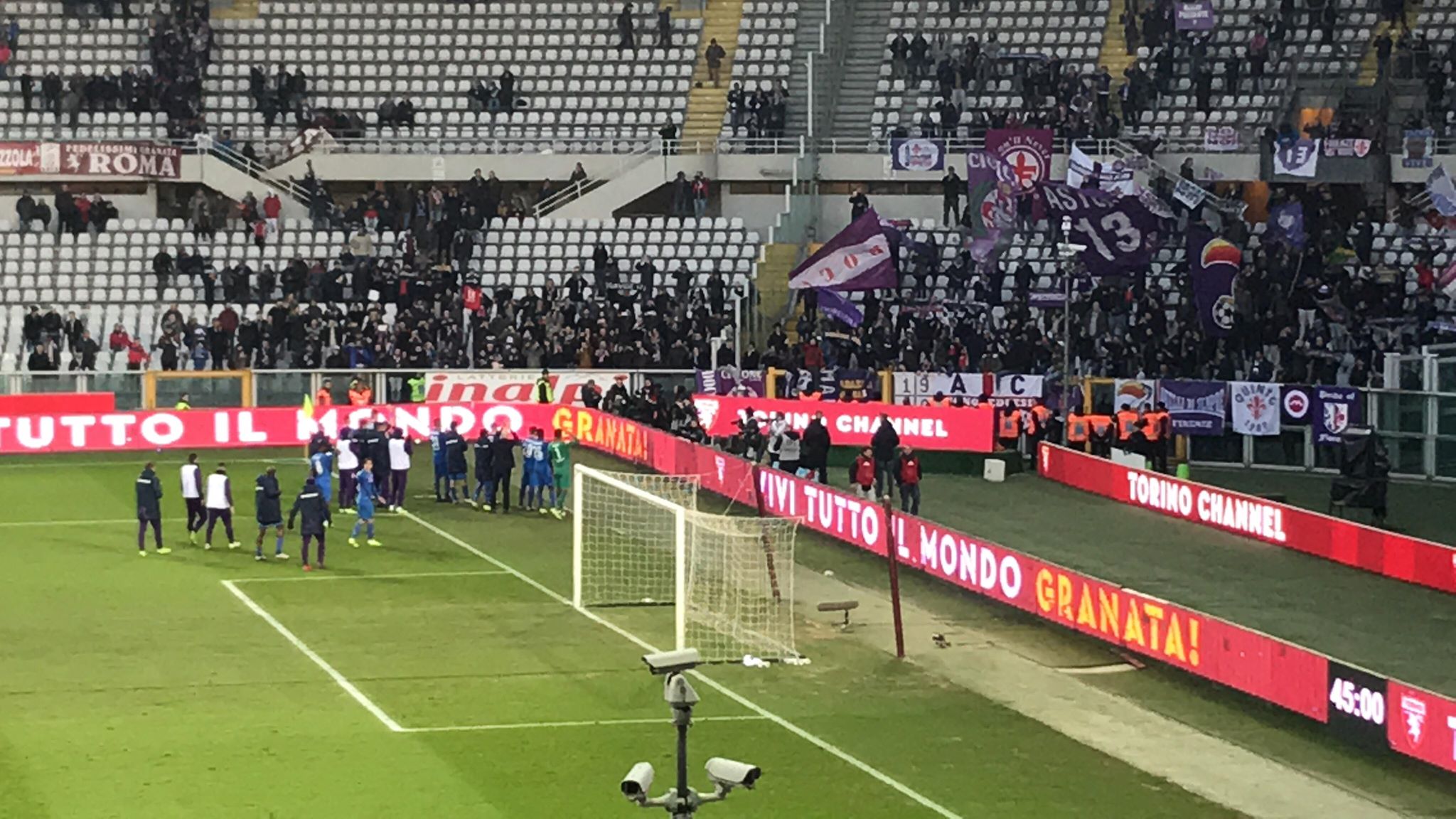 Fiorentina, il saluto ai tifosi viola dopo la vittoria a Torino (VIDEO)