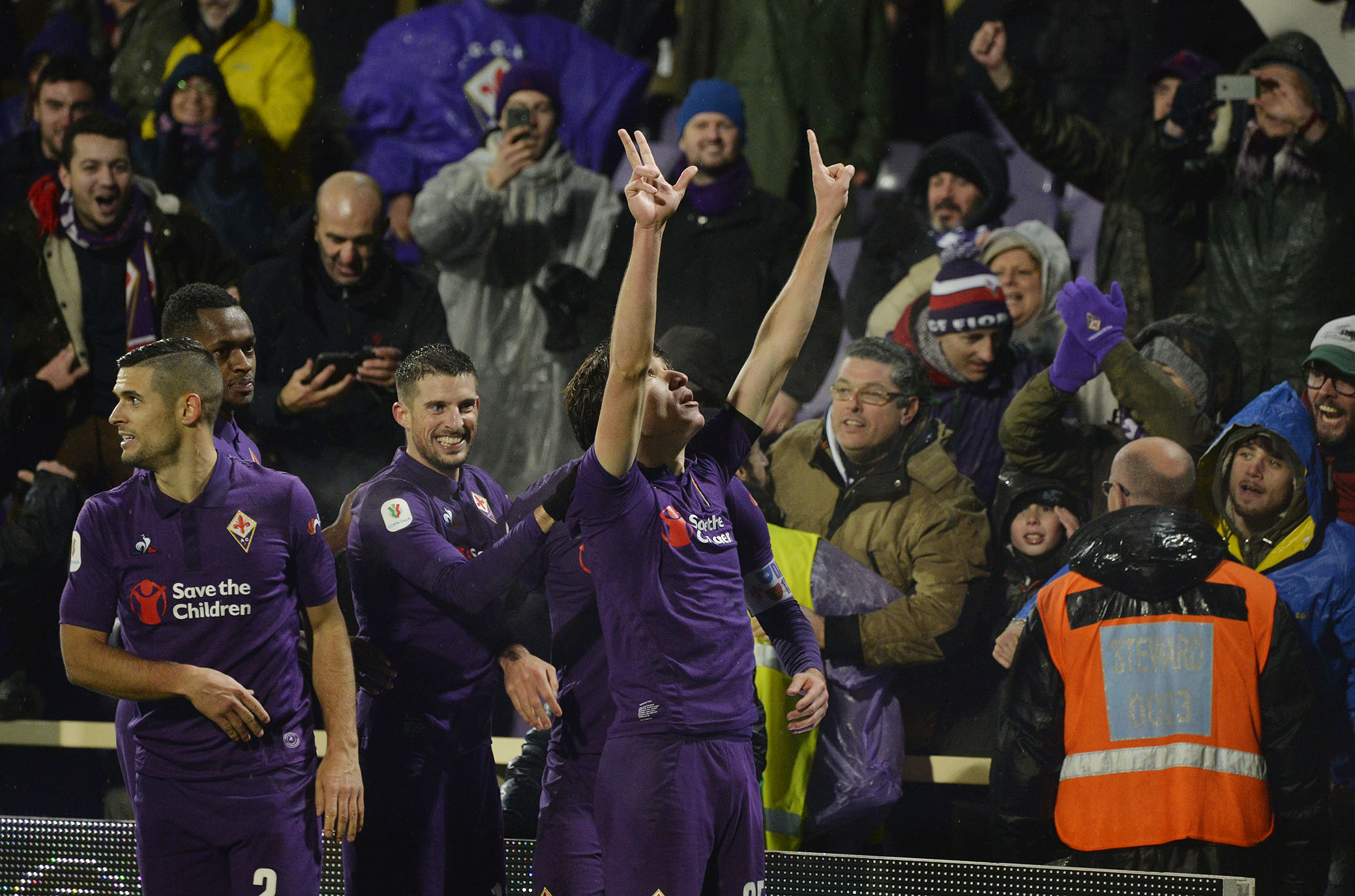 Quel 13 alzato al cielo... Il timbro di Fede e di tutta la Fiorentina, che gioca per Davide