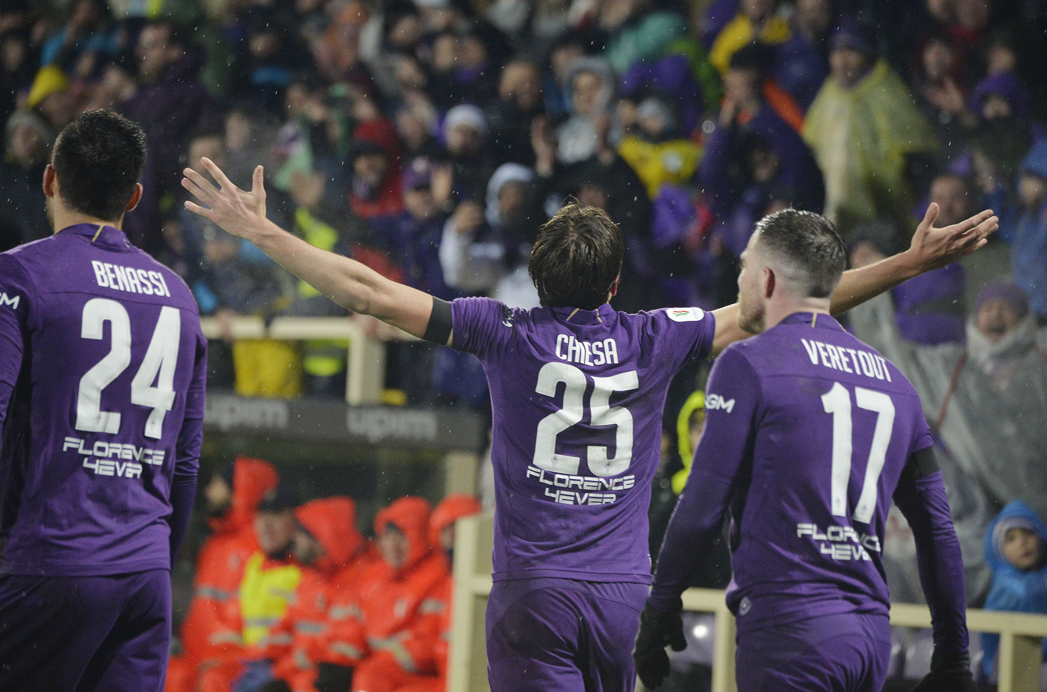 Fiorentina Settebellezze... ed il Franchi canta "Il pallone è quello giallo..."
