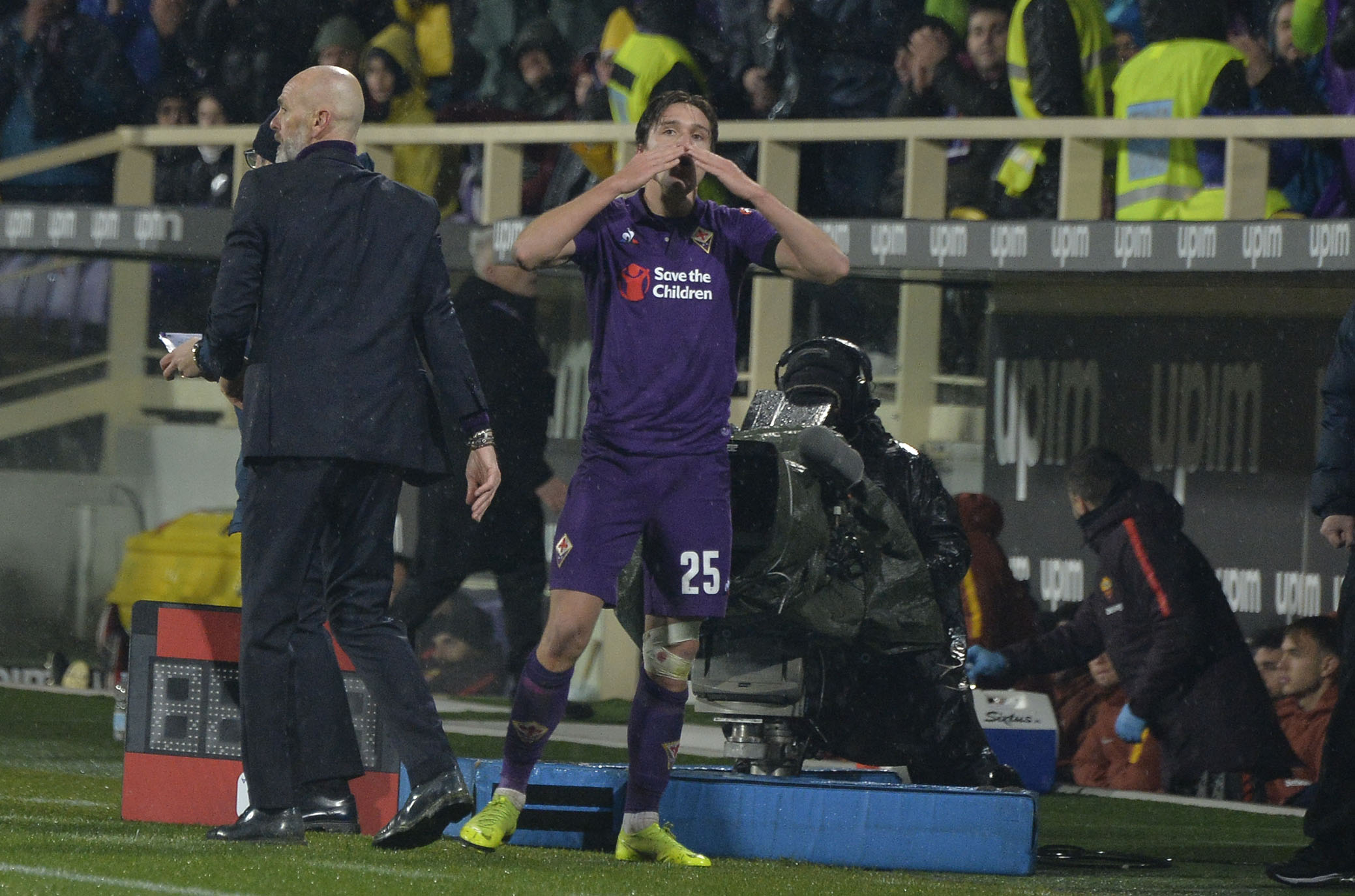 FIORENTINA-ROMA COPPA ITALIA 30-01-2019 FEDERICO CHIESA SALUTA I SUOI TIFOSI. GALASSI SILVANO/SILPRESS