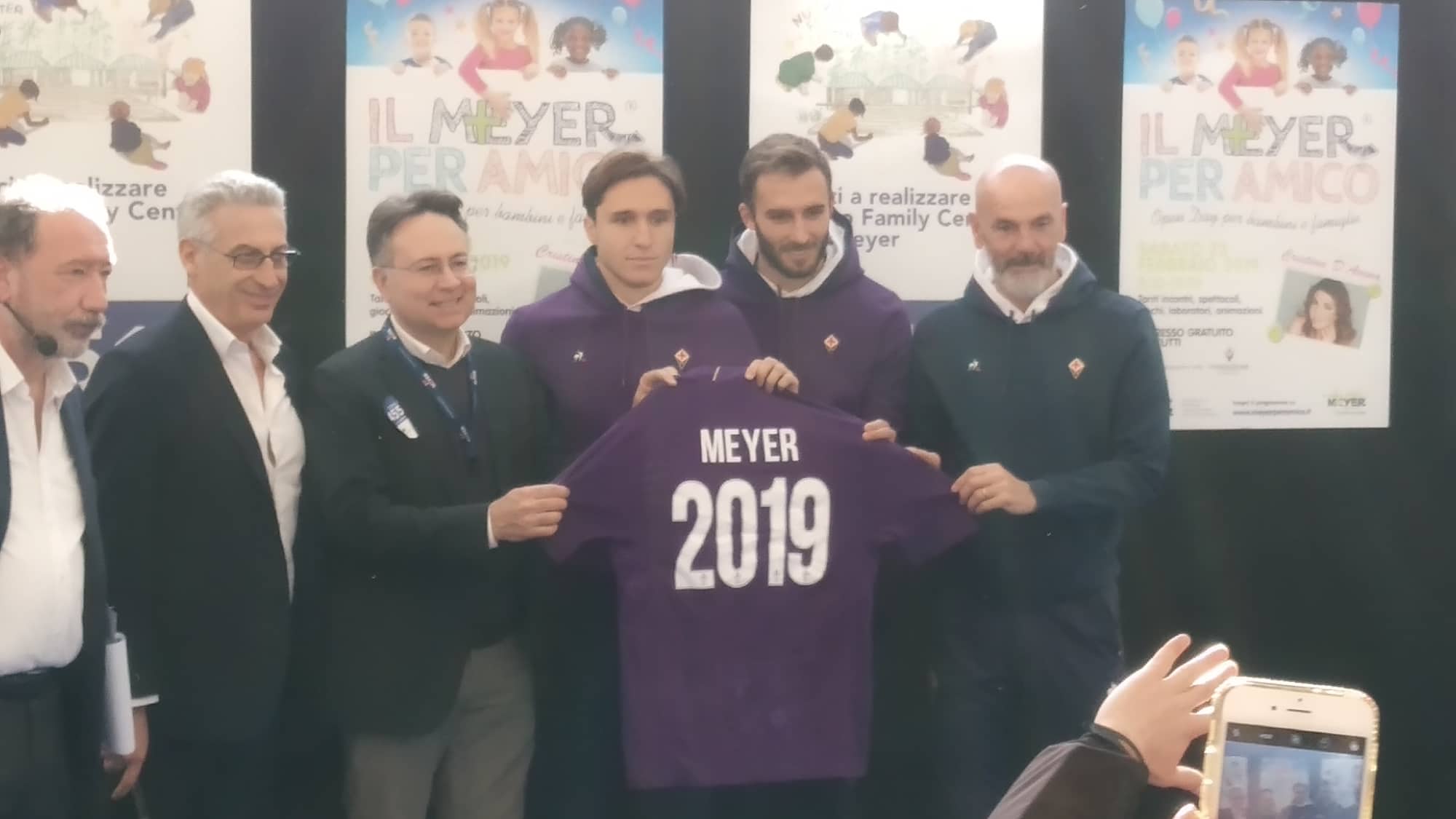 Fiorentina, una maglia donata al Meyer: "Un orgoglio, vera eccellenza mondiale" (FOTO)