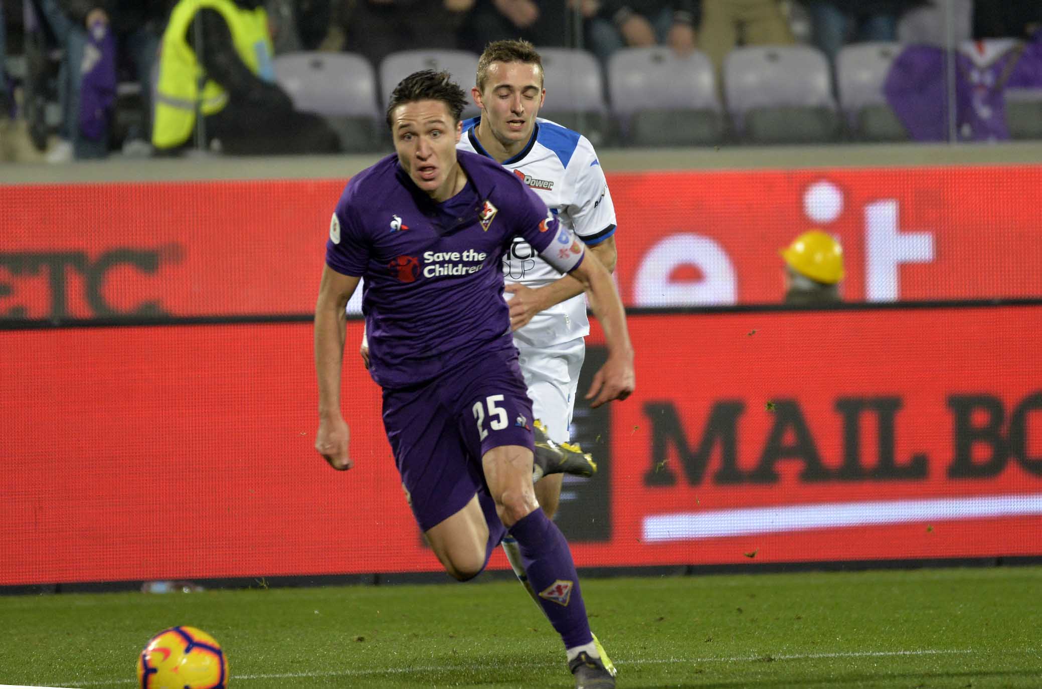 Che carattere Chiesa: da solo sotto la curva dell'Atalanta, pioggia di fischi per lui (VIDEO)
