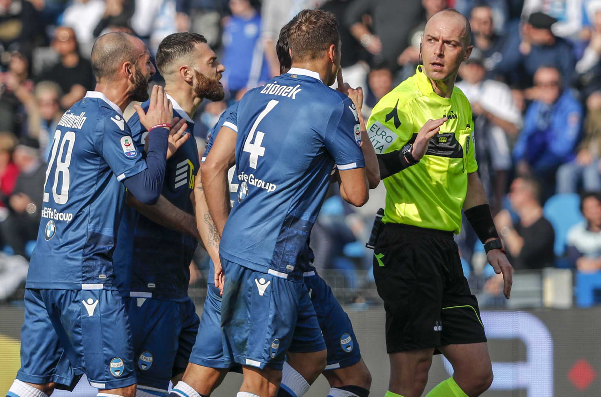 SPAL, Cionek sventa una rapina bloccando un ladro