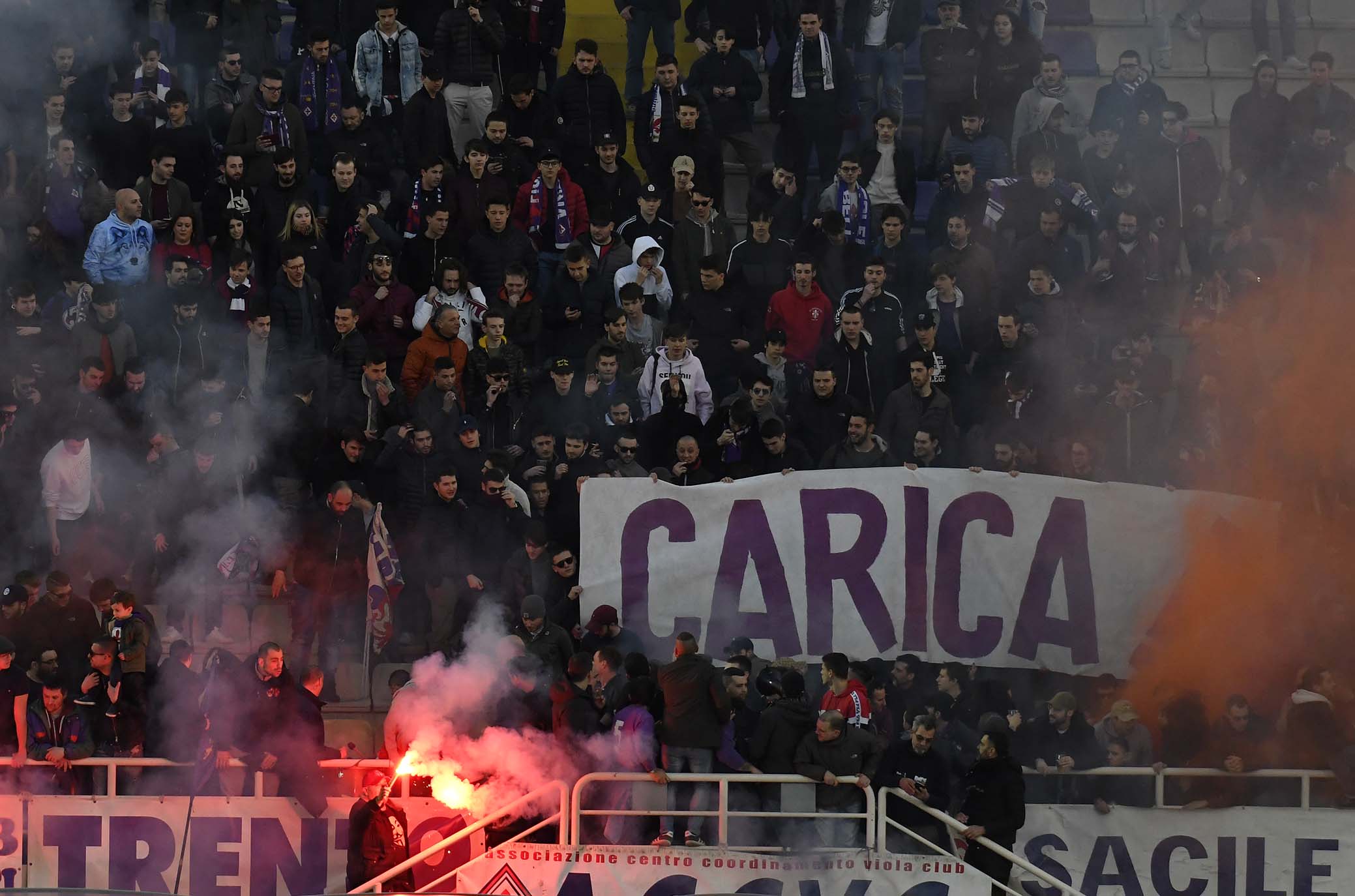 La carica dei tifosi: "Fate la storia, per Firenze e per Astori"