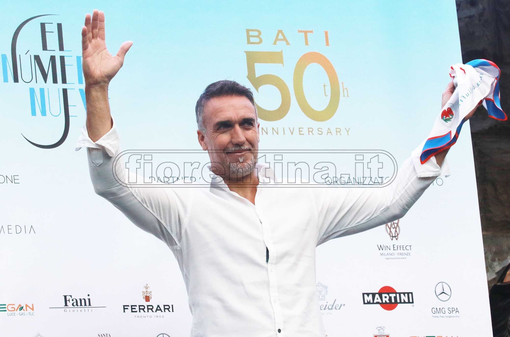 Batistuta, riabilitazione a Firenze dopo l'intervento. In clinica incontra le calciatrici viola