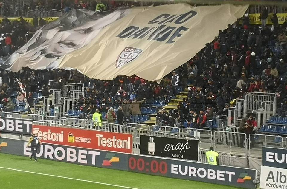 Il grande striscione dei tifosi del Cagliari: "CIAO DAVIDE" (FOTO)