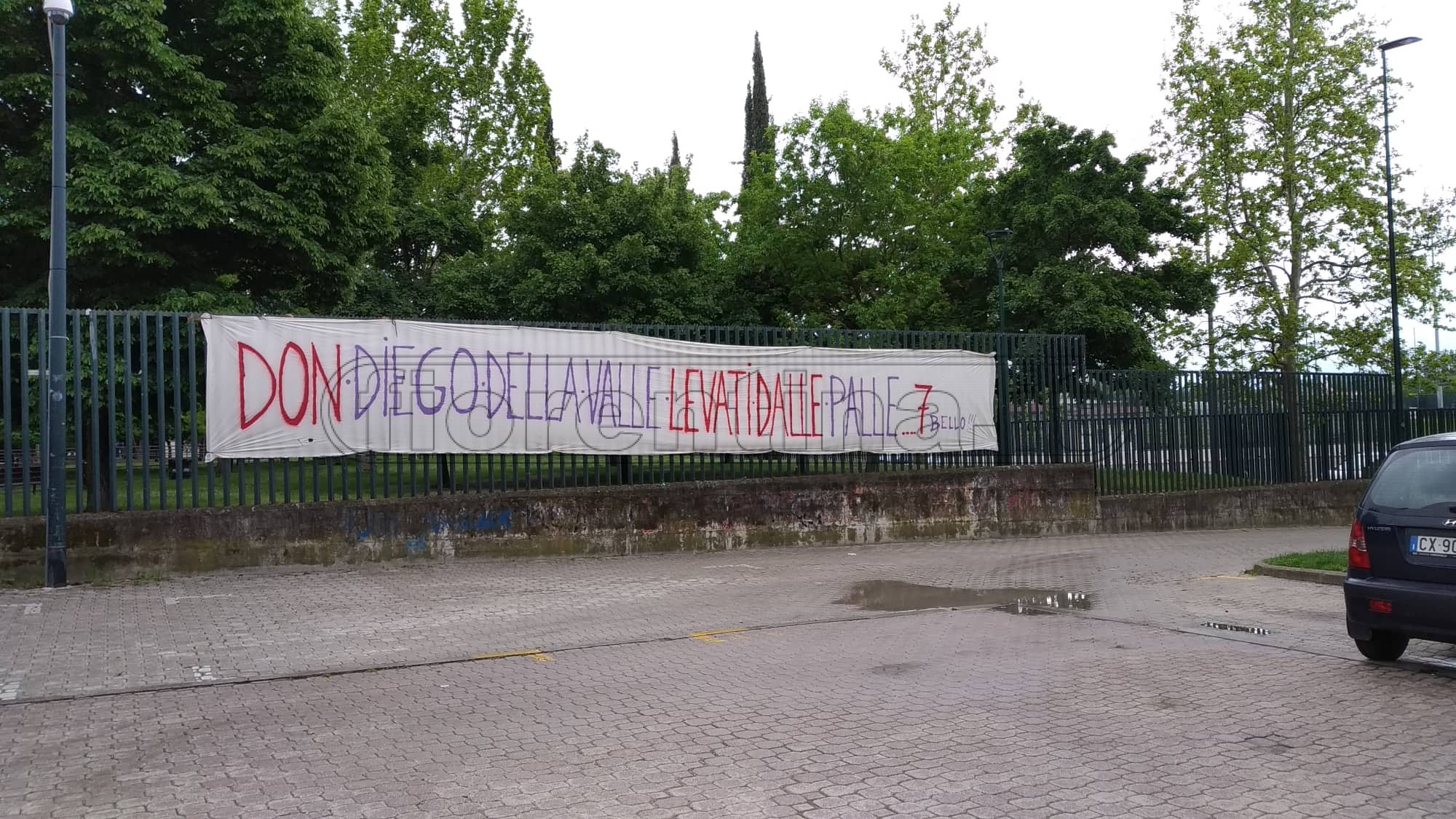 Striscione del Settebello: "Don Diego Della Valle, levati dalle ...." (FOTO)