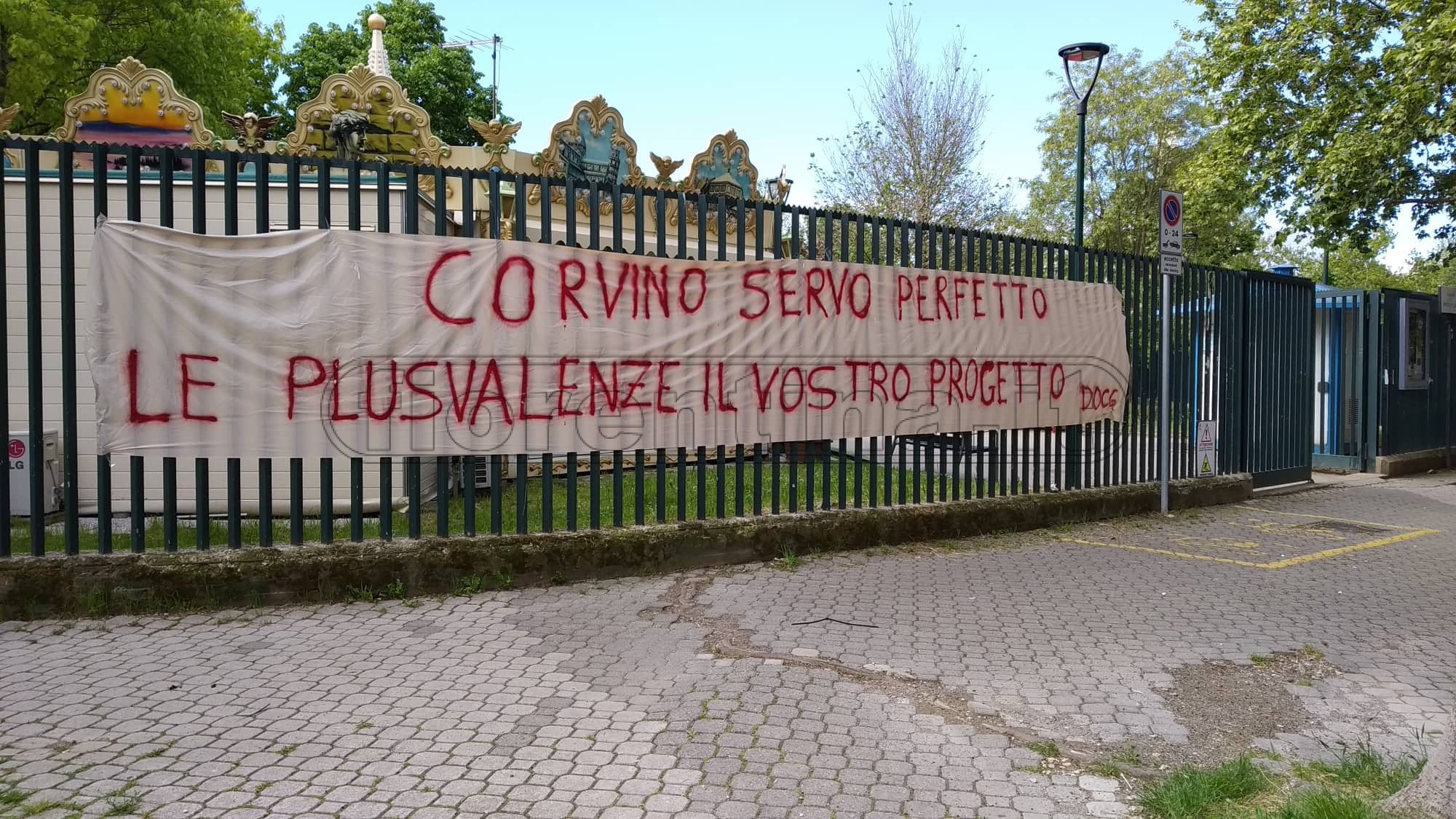 Nuovo striscione dei tifosi, stavolta contro Corvino (FOTO VI.IT)