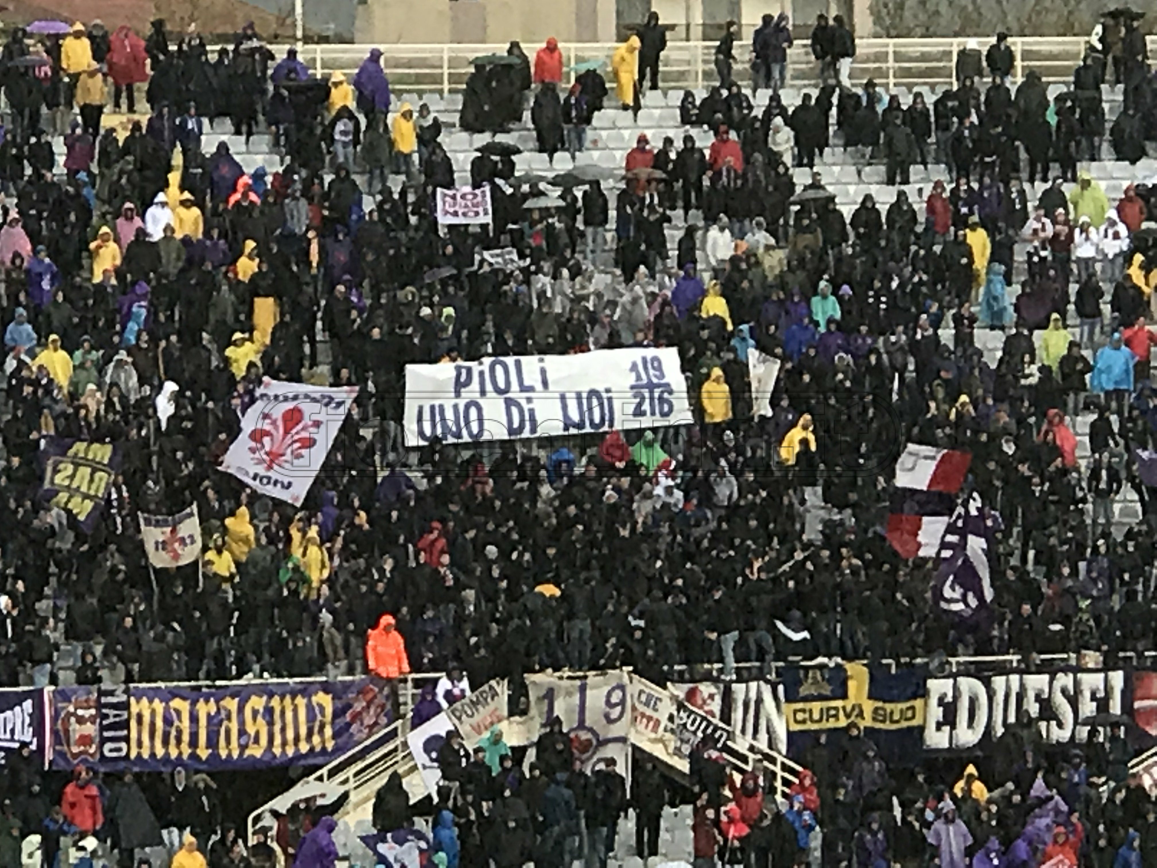 Tifosi saliti sugli spalti in Fiesole. Striscione e cori: "Pioli uno di noi" (FOTO)