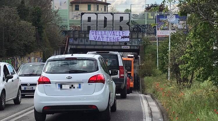 Striscioni anti Della Valle firmati 'Firenze': i tifosi si dividono per firma e tempistiche