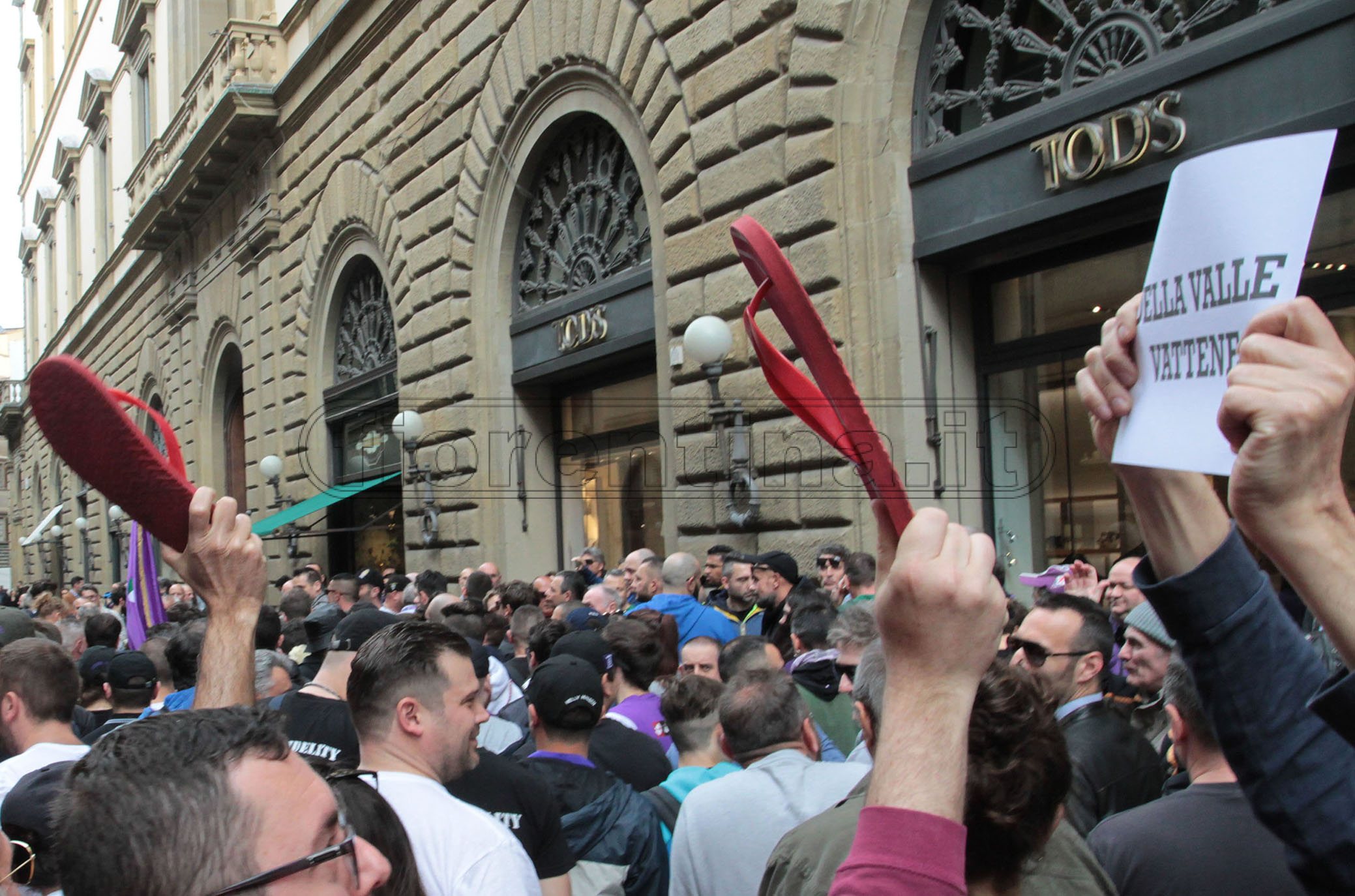 FIORENTINA 11-05-2019. Flash mob: Striscioni contro Della Valle in via Tornabuoni. SILPRESS