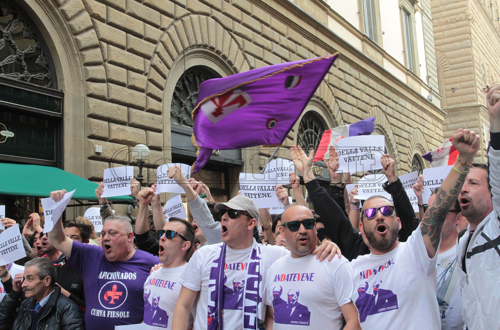 Flash mob, striscioni e contestazione: le IMMAGINI nel FOTOALBUM VI.IT