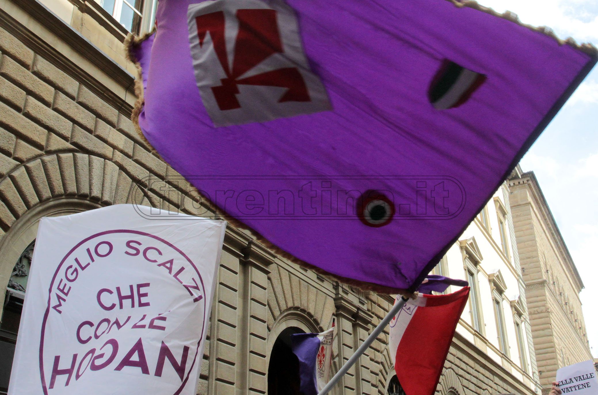FIORENTINA 11-05-2019. Flash mob: Striscioni contro Della Valle in via Tornabuoni. SILPRESS