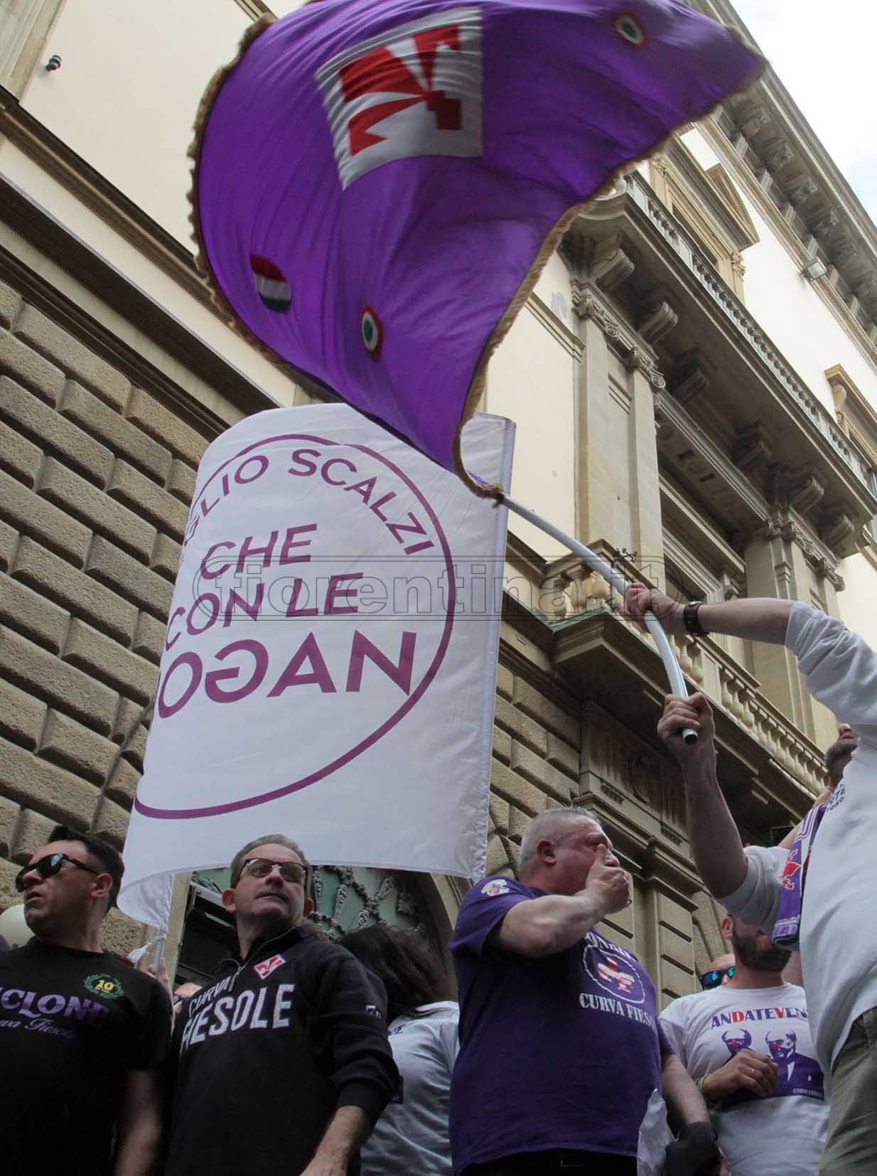 FIORENTINA 11-05-2019. Flash mob: Striscioni contro Della Valle in via Tornabuoni. SILPRESS