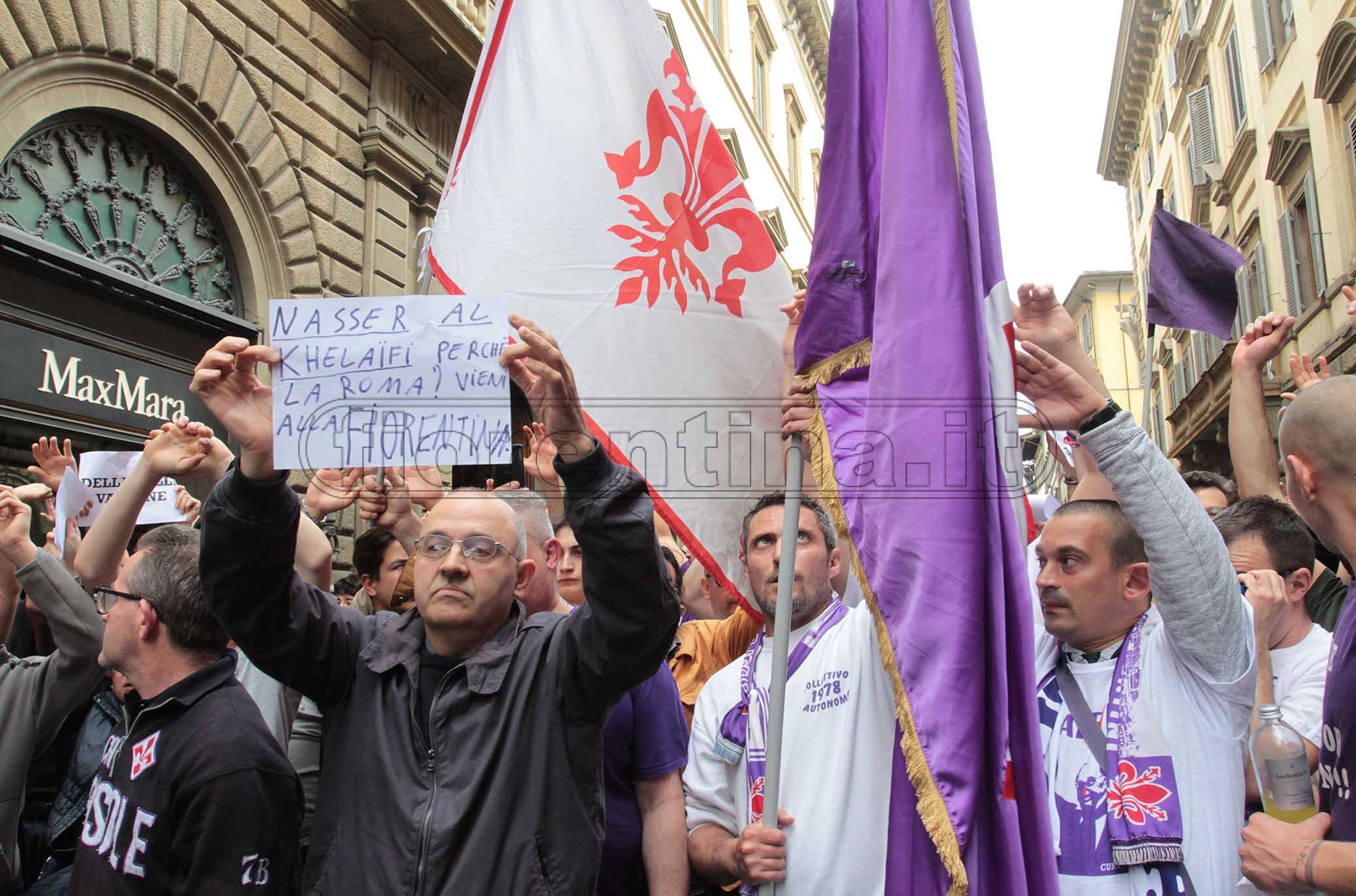 FIORENTINA 11-05-2019. Flash mob: Striscioni contro Della Valle in via Tornabuoni. SILPRESS