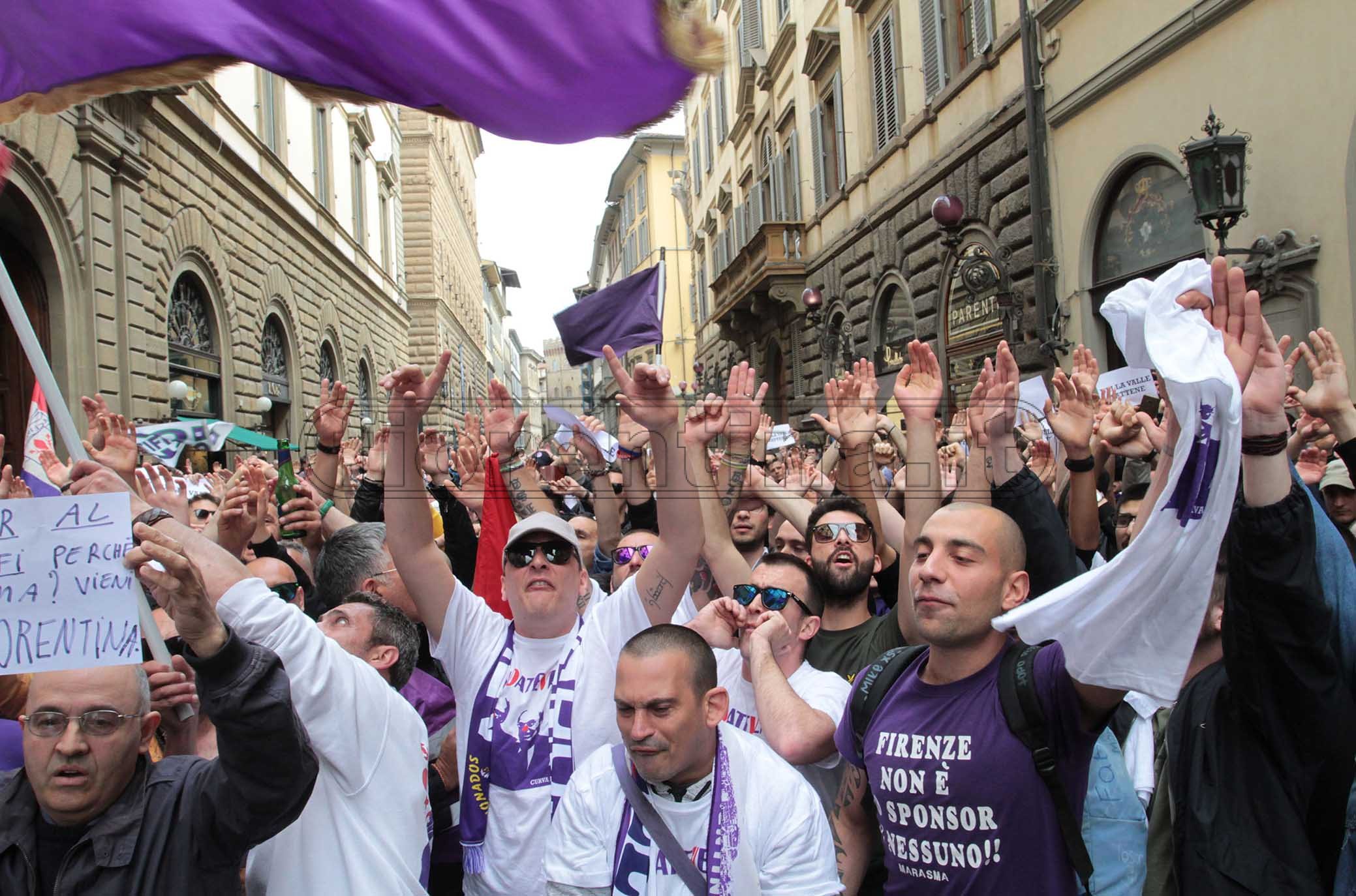 FIORENTINA 11-05-2019. Flash mob: Striscioni contro Della Valle in via Tornabuoni. SILPRESS