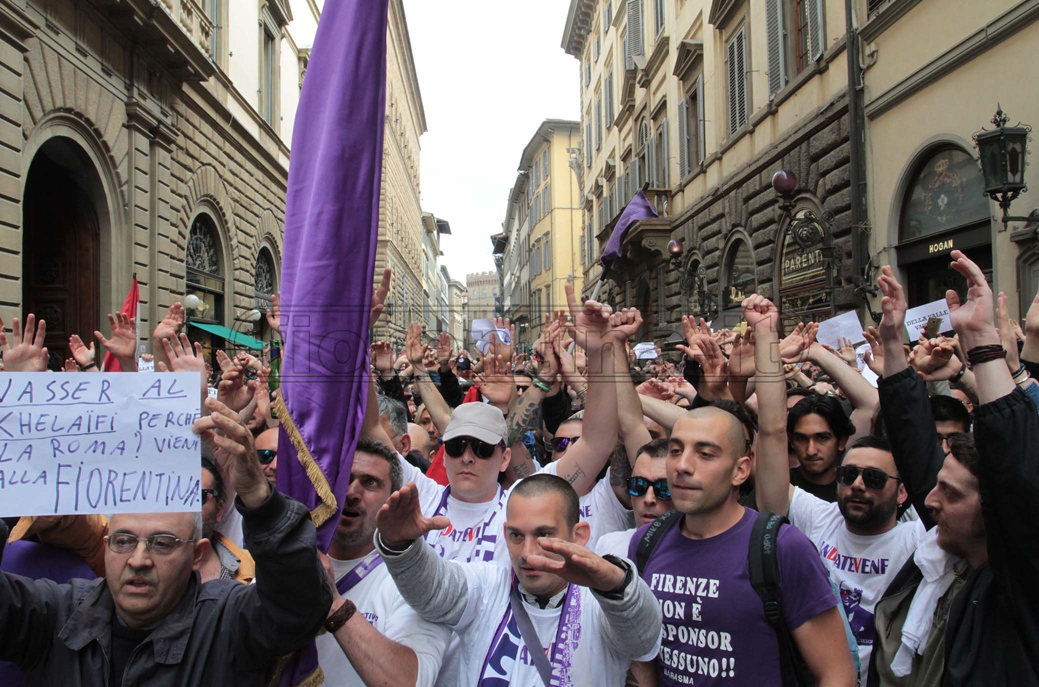 FIORENTINA 11-05-2019. Flash mob: Striscioni contro Della Valle in via Tornabuoni. SILPRESS