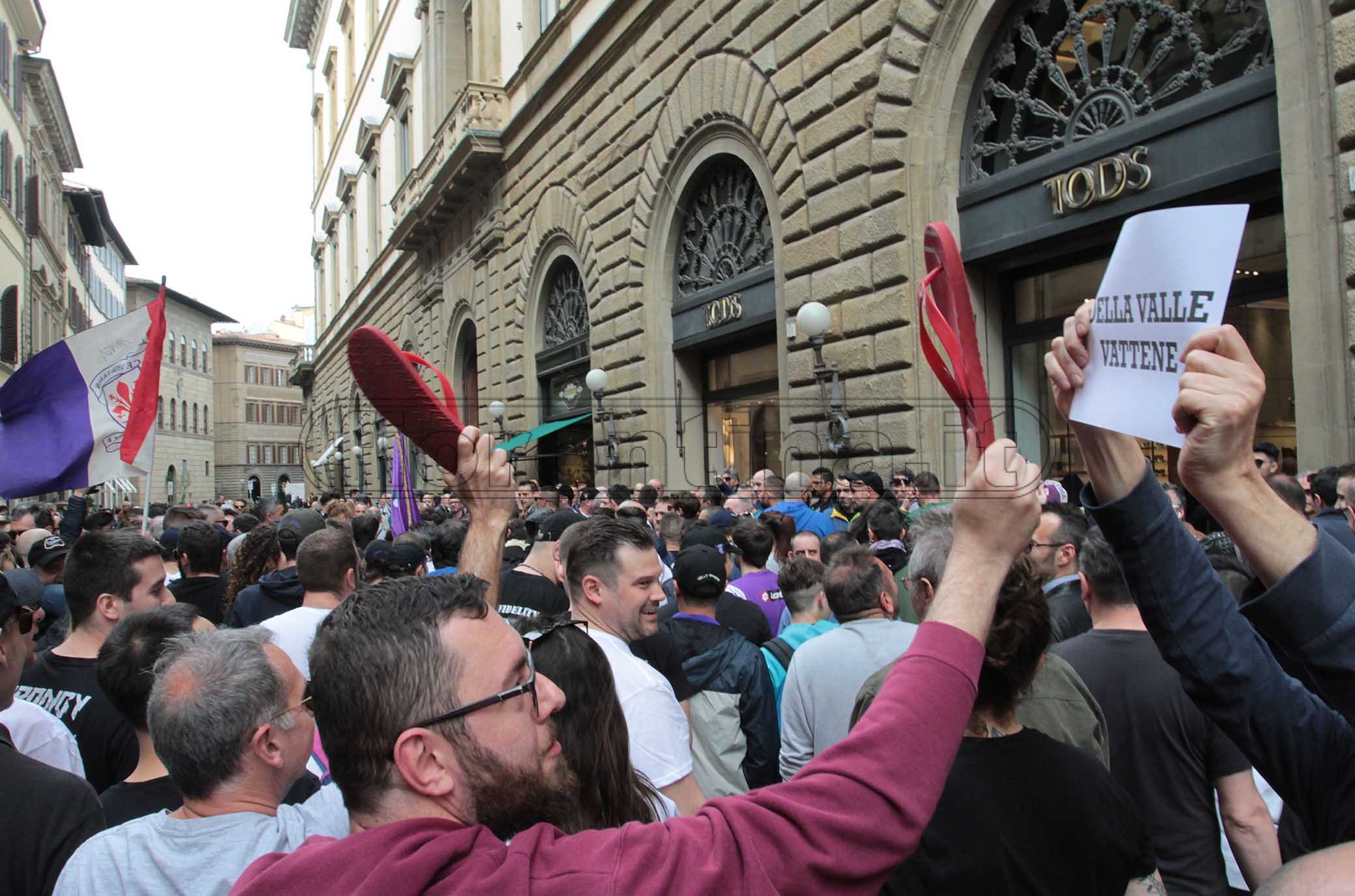 FIORENTINA 11-05-2019. Flash mob: Striscioni contro Della Valle in via Tornabuoni. SILPRESS