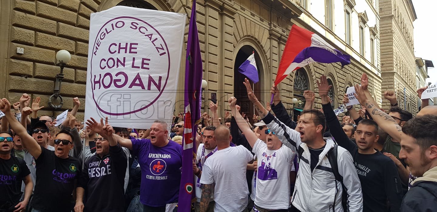 Flash mob: cori e striscioni contro Della Valle in via Tornabuoni (Foto e Video VI.IT)