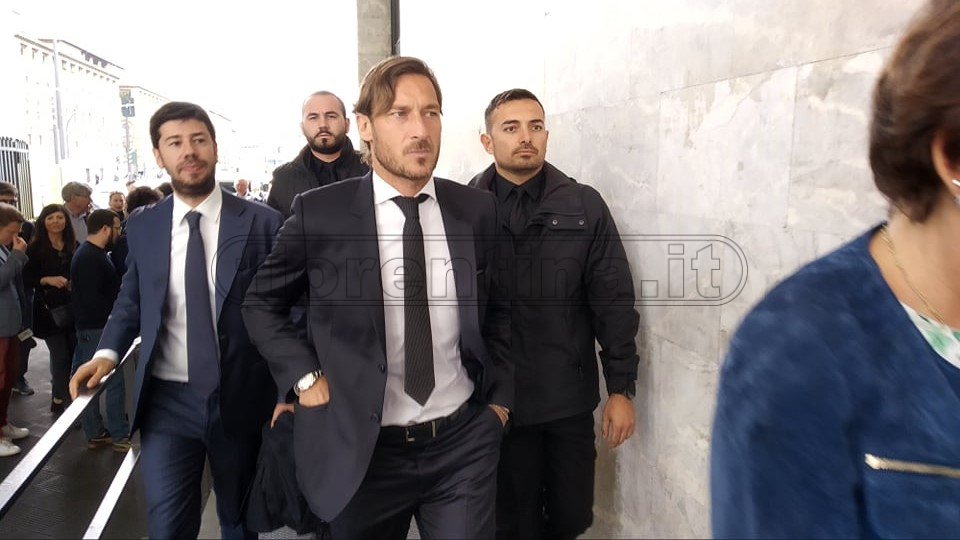 Totti e Ilary Blasi positivi al Covid-19. Il Pupone ha recentemente perso il padre per il virus