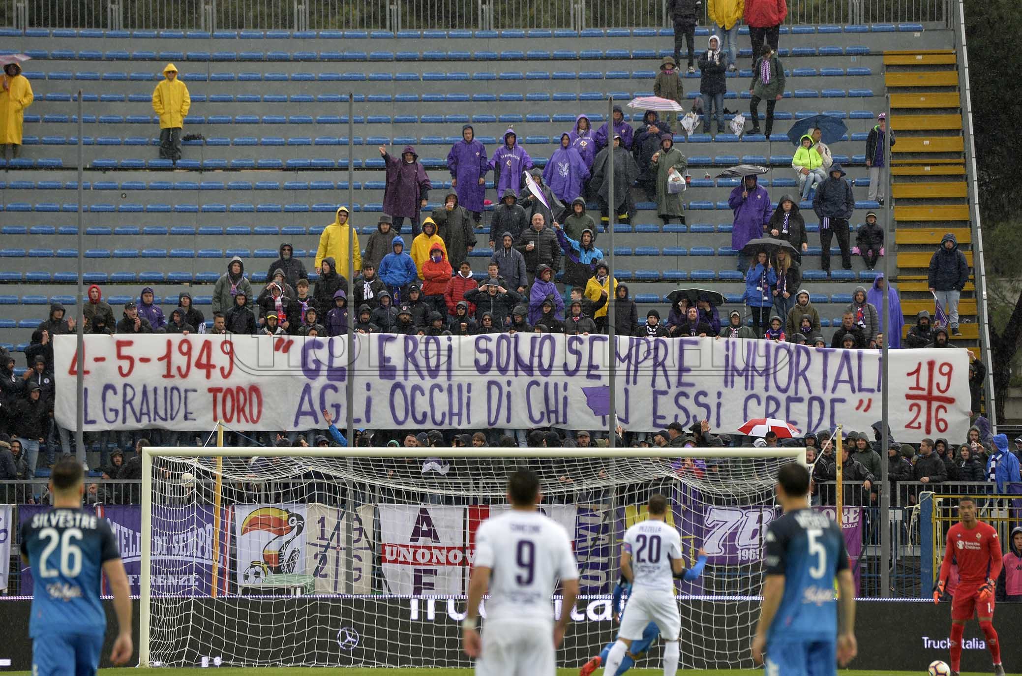 Striscione al Castellani: "Gli eroi sono sempre immortali agli occhi di chi in essi crede" (FOTO)