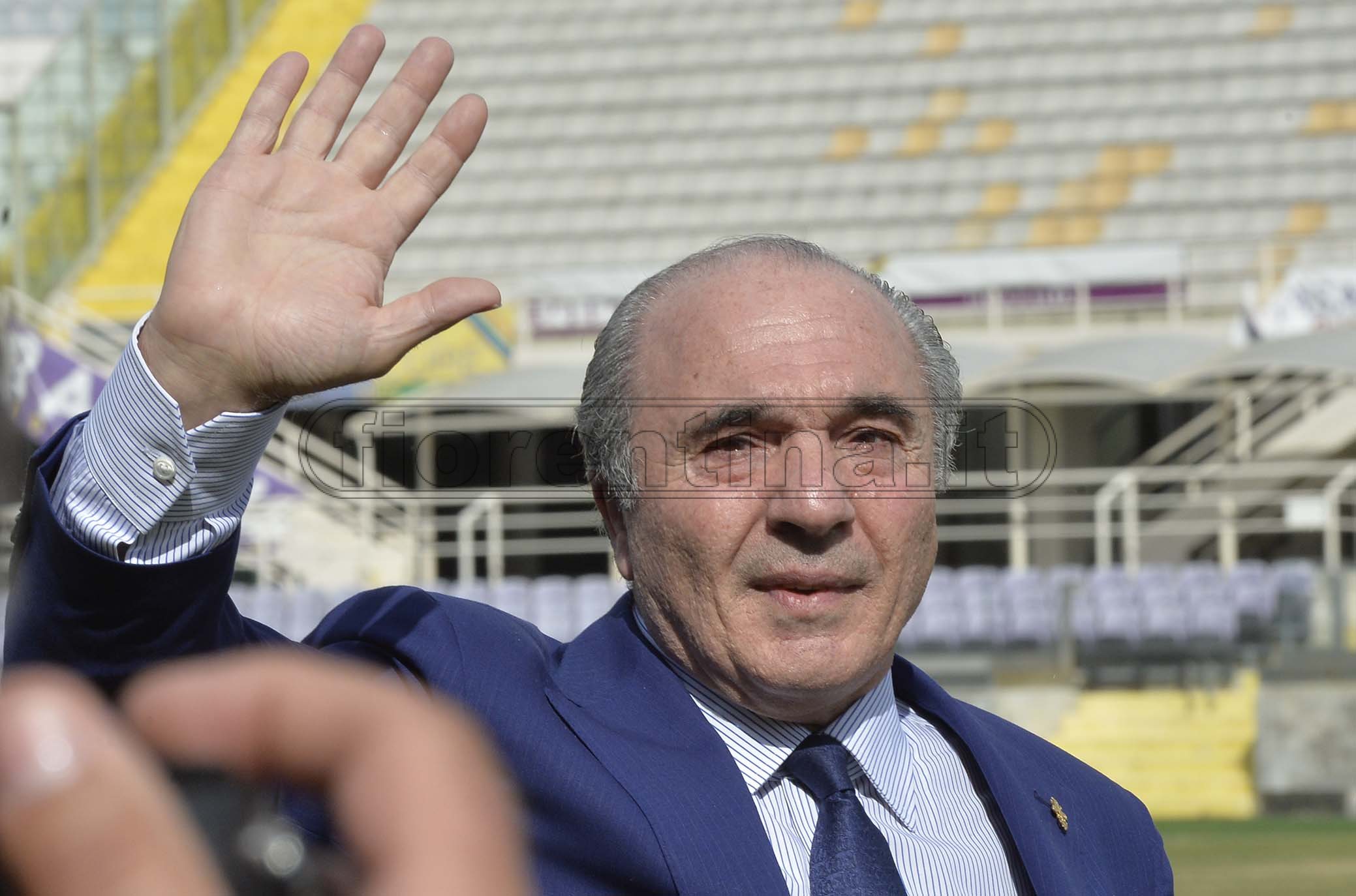 Commisso mostra con orgoglio il tricolore e il gagliardetto viola (VIDEO)