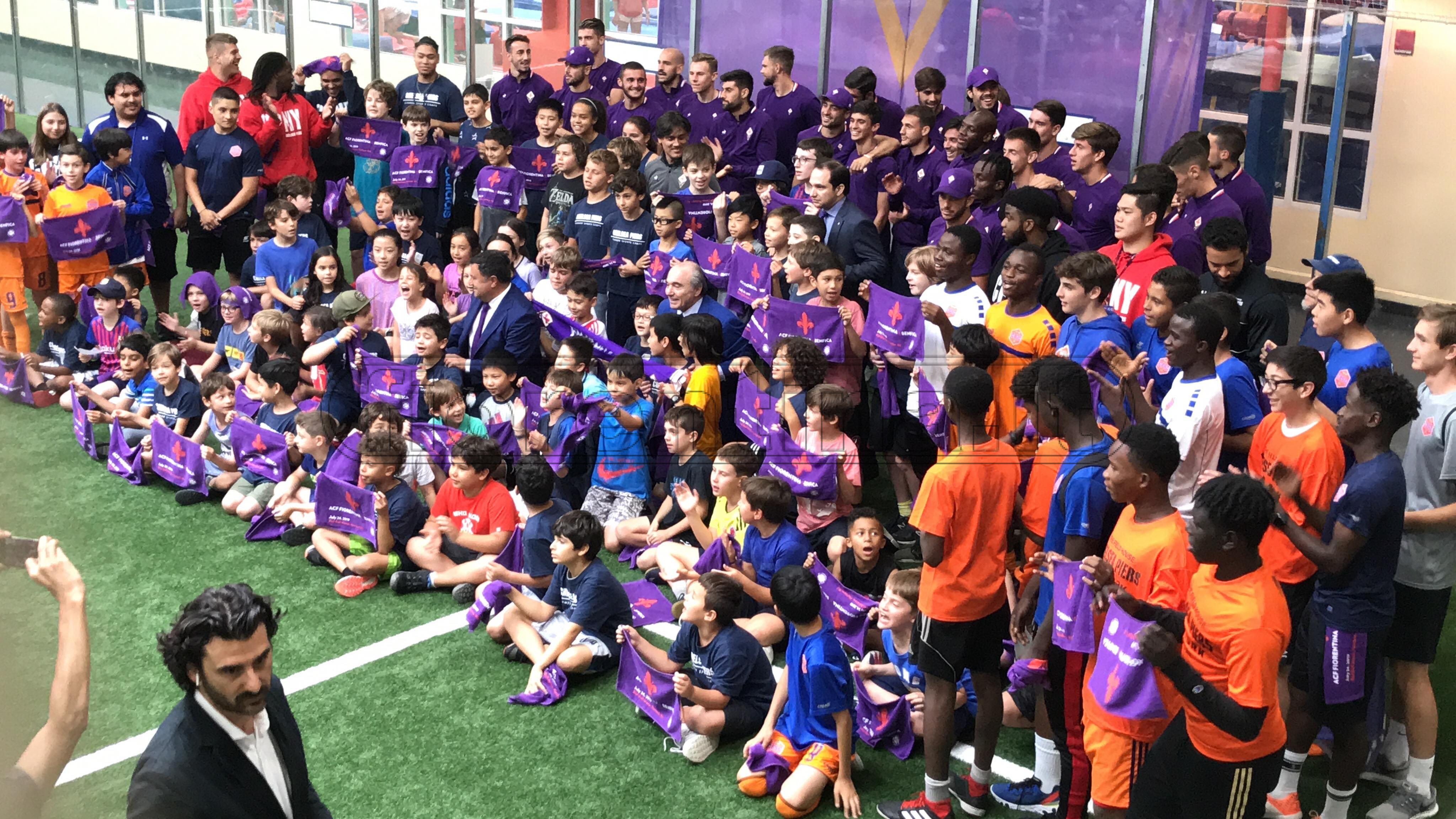 New York, la Fiorentina fa visita ai ragazzi di una scuola calcio locale (Foto e Video VI.IT)