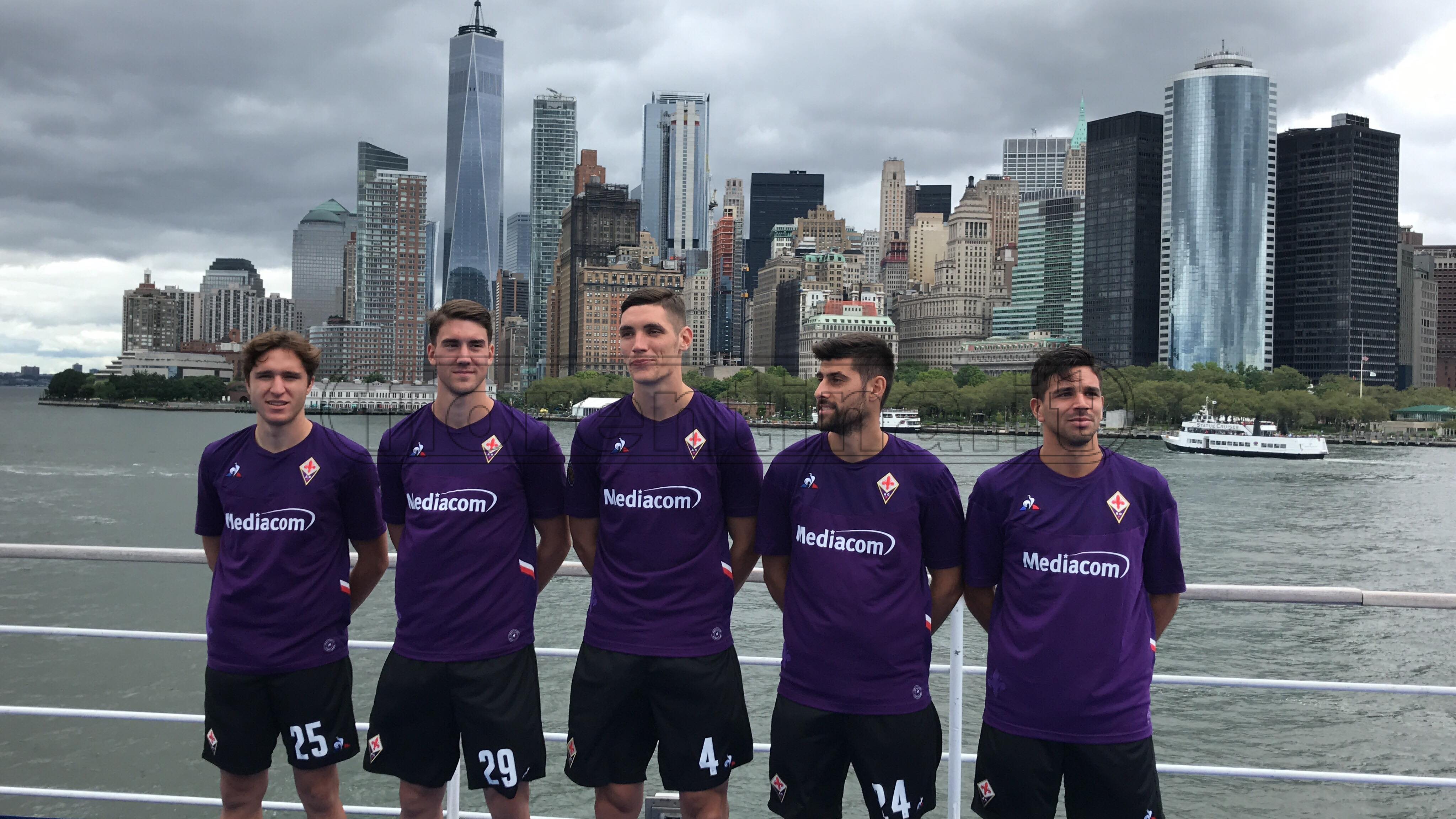 Ecco la nuova maglia viola della Fiorentina. C'è Chiesa e sullo sfondo New York (Foto e Video VI.IT)