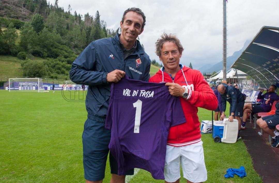 Dainelli consegna una maglia speciale al rugbista Diego Dominguez (FOTO)