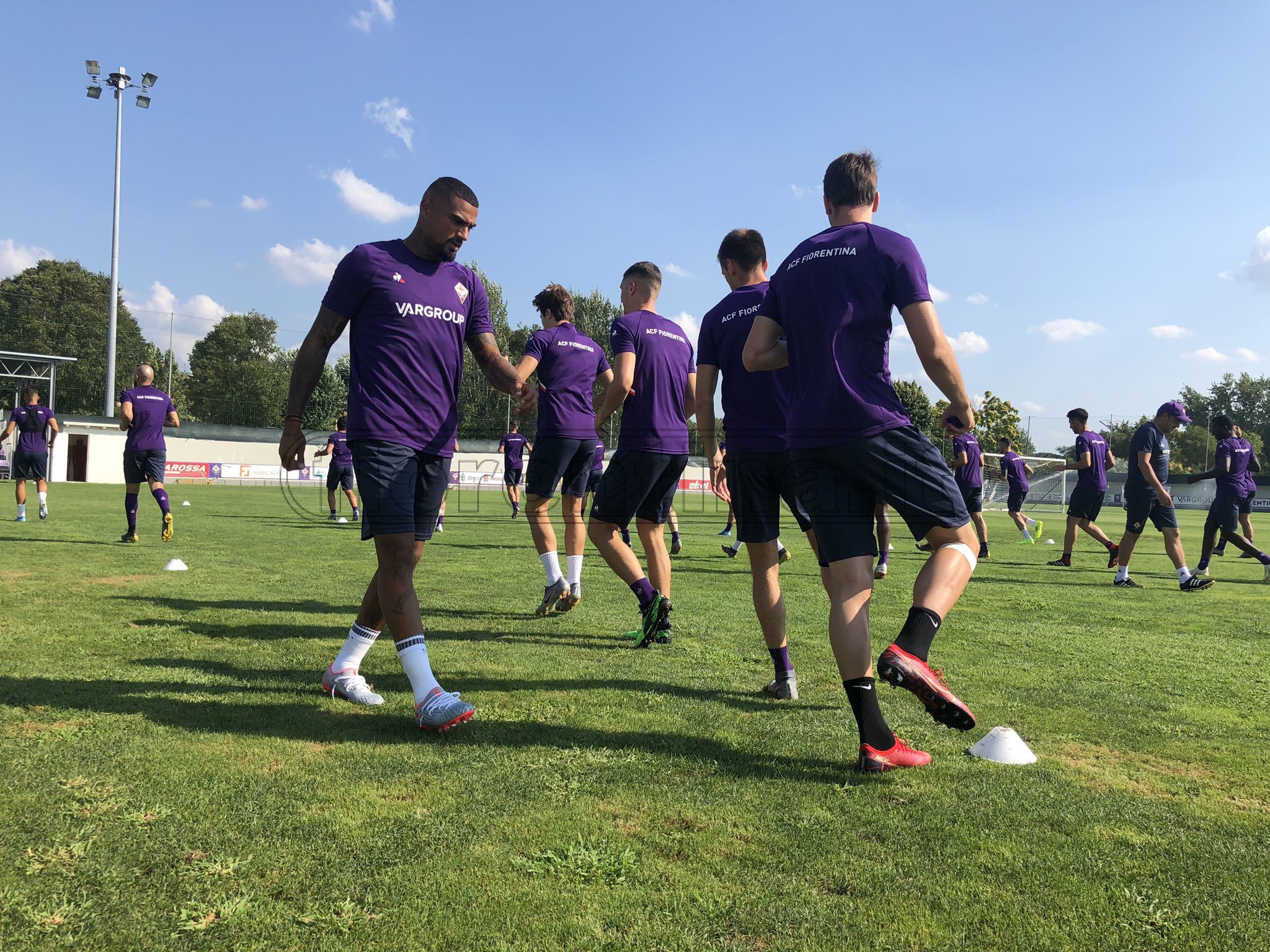 Boateng, primo allenamento in gruppo per il nuovo centrocampista viola (FOTO)
