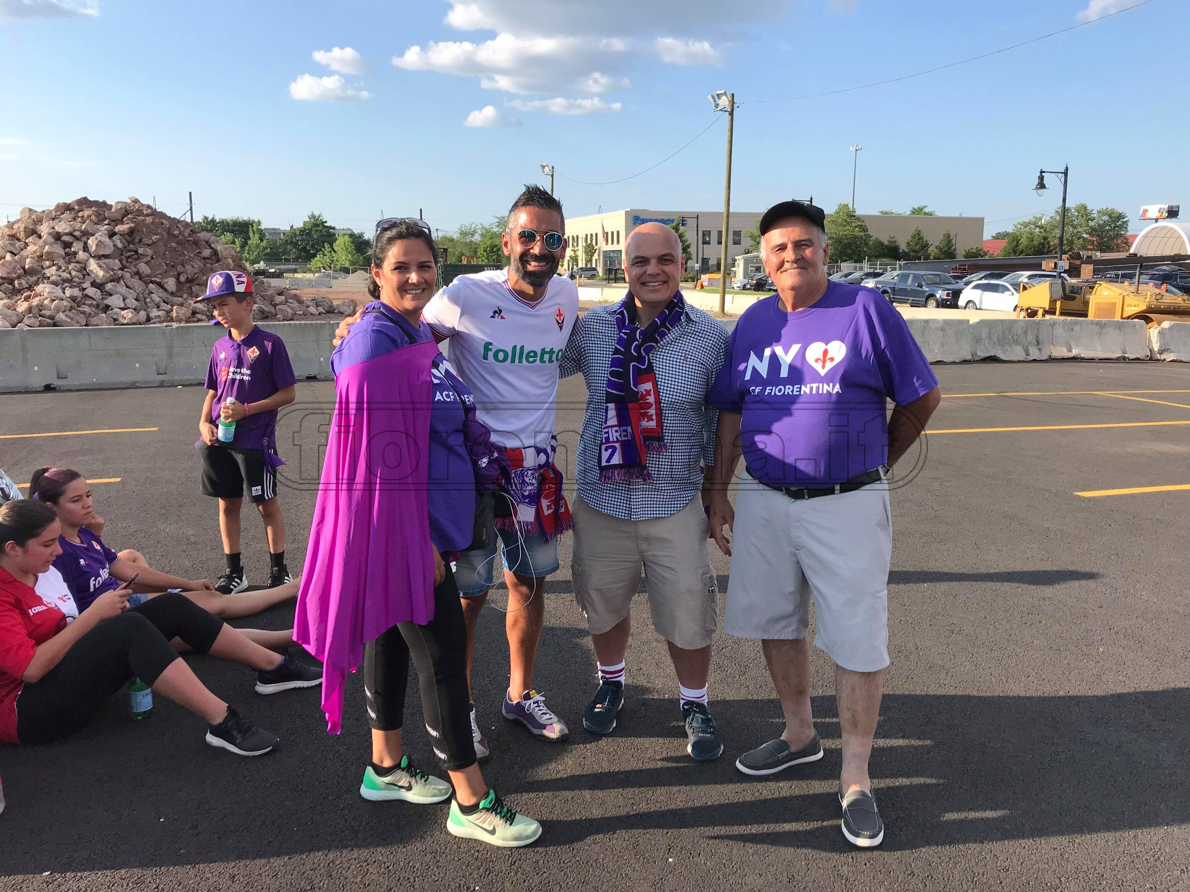 I tifosi viola si ritrovano all'esterno della Red Bull Arena (FOTO-VIDEO VI.IT)