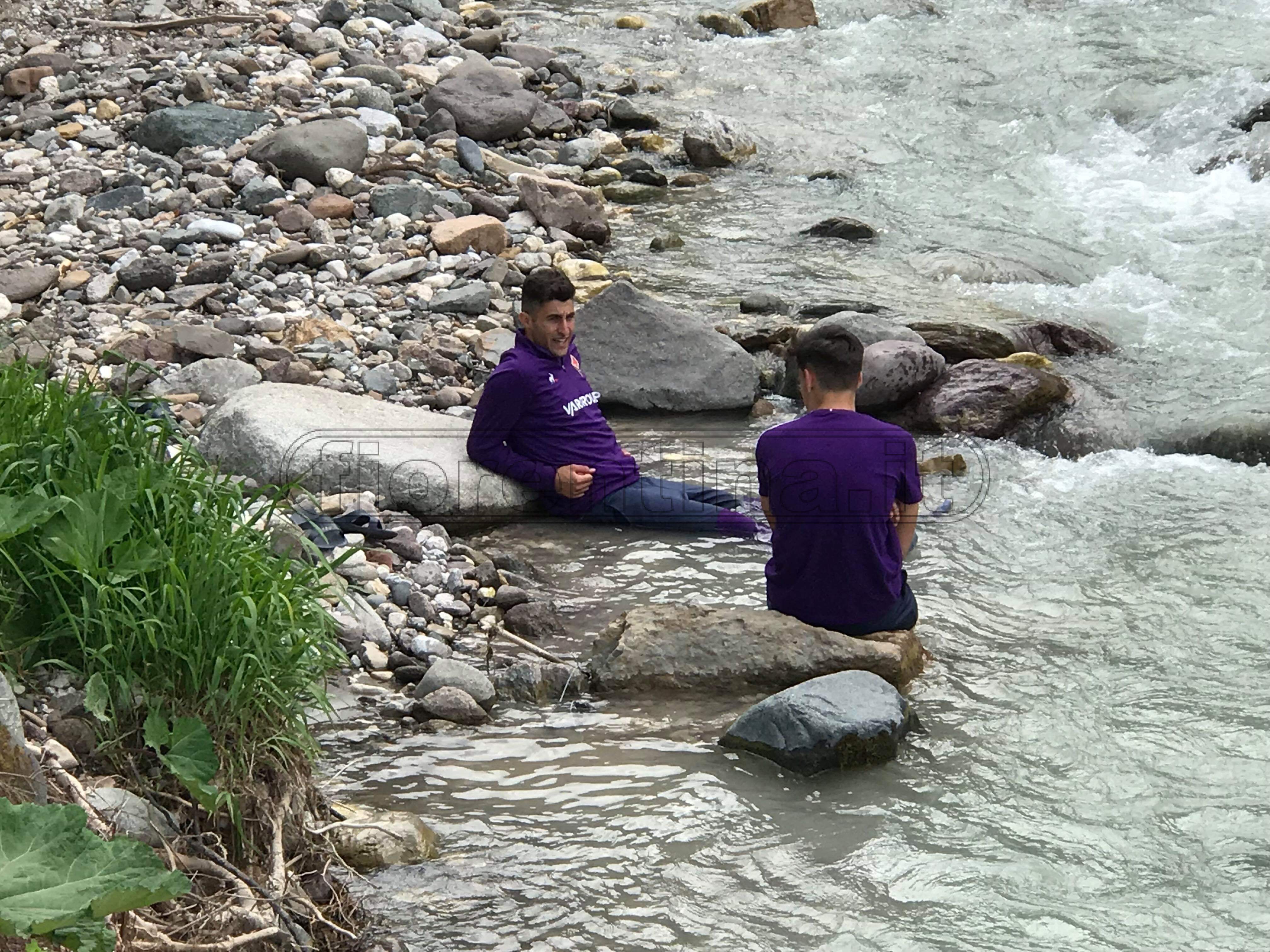I giocatori viola si rinfrescano al fiume Avisio dopo la seduta mattutina (FOTO)