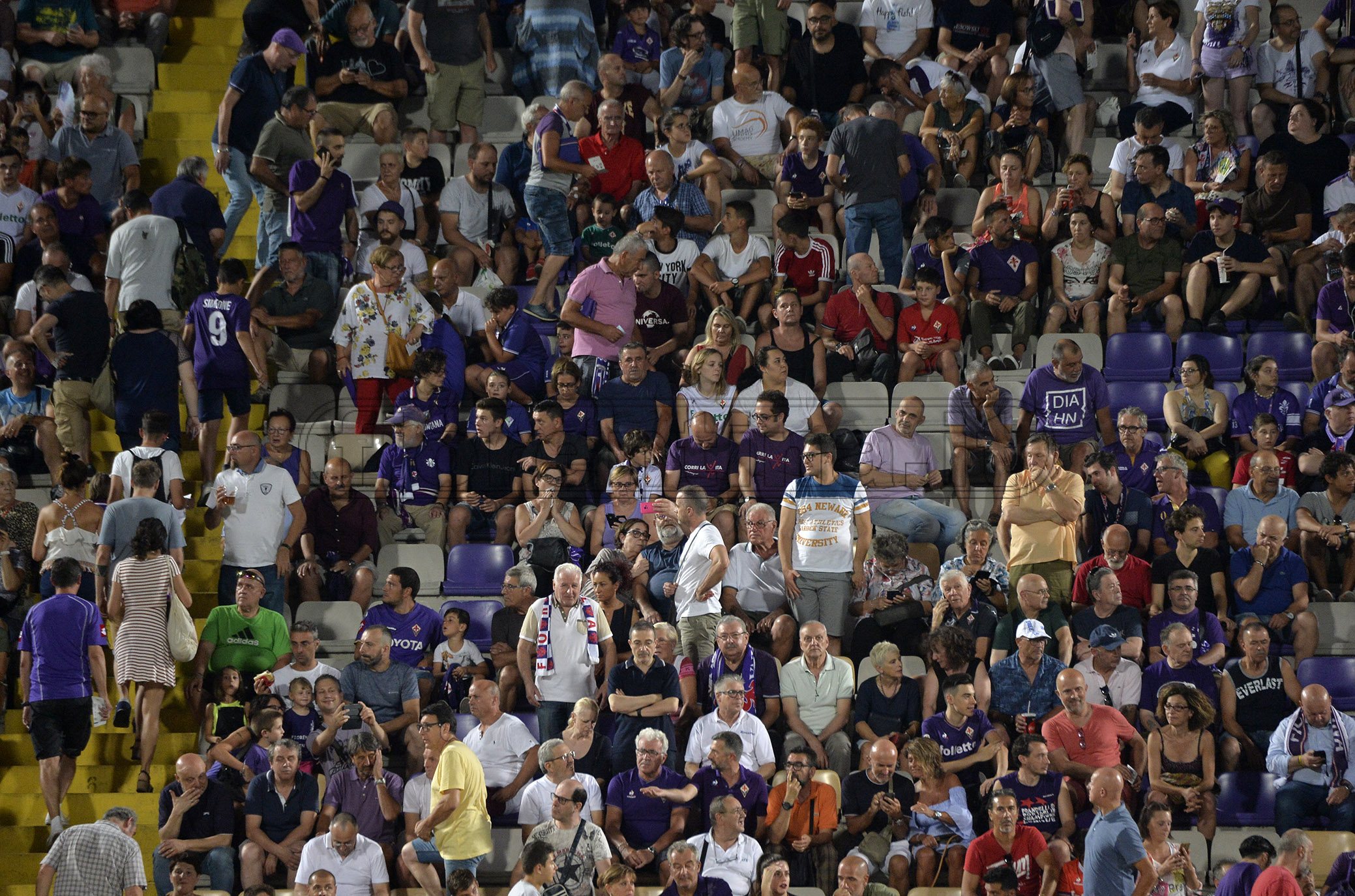 Lunghe code fuori dalla biglietteria ufficiale della Fiorentina (FOTO VI.IT)