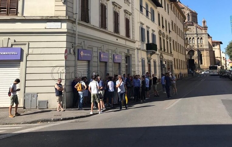 Abbonamenti, tanti tifosi in coda in attesa dell'apertura del Fiorentina Point (FOTO)