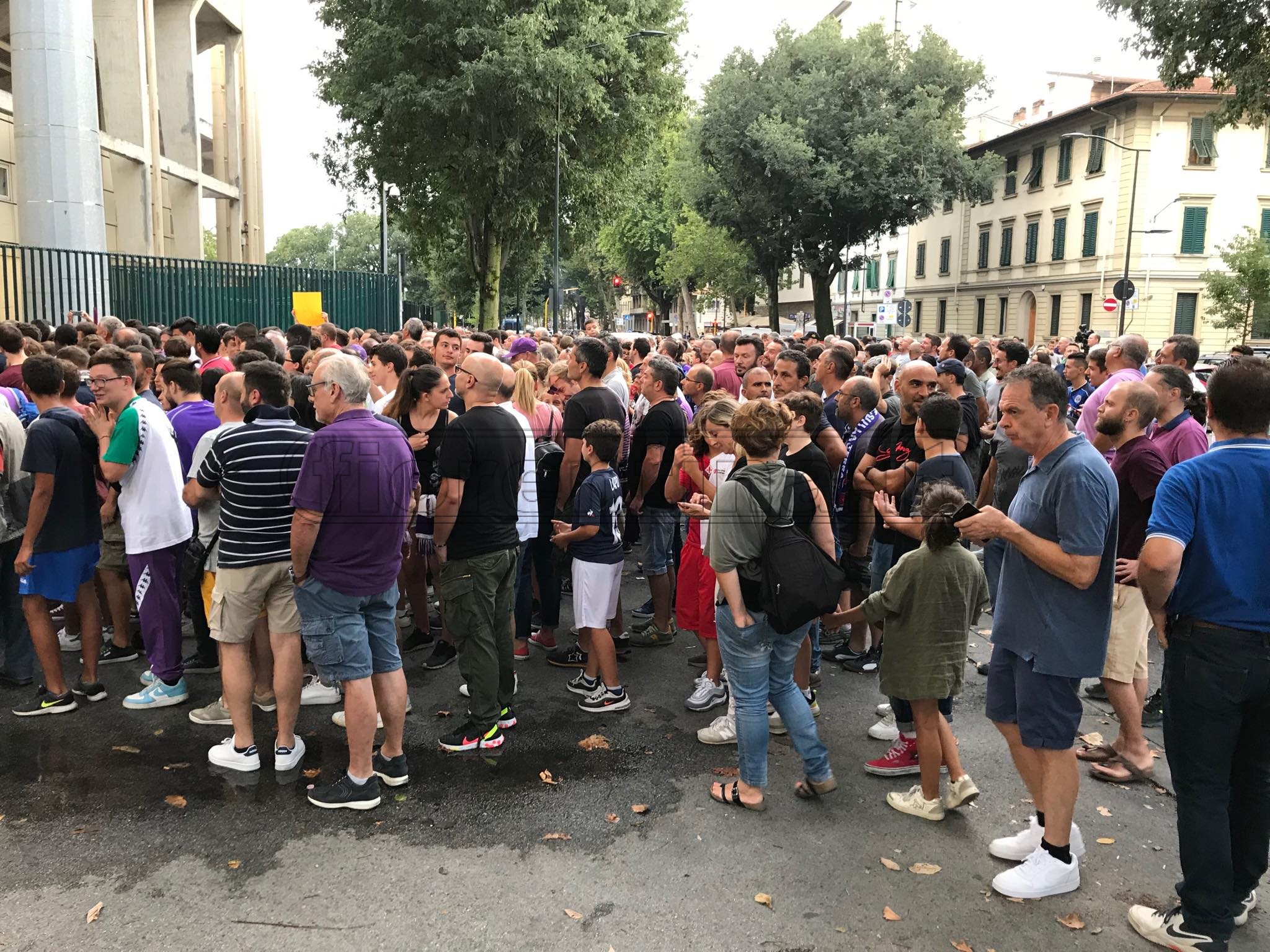 Presentazione Ribery, tanti tifosi già in coda in attesa di entrare al Franchi (FOTO)