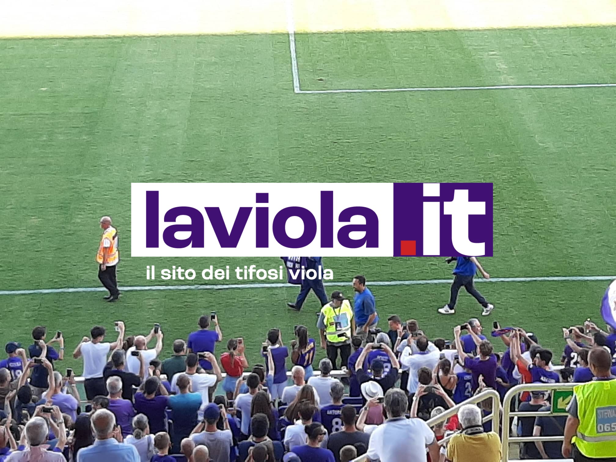 Fiorentina-Monza, giro di campo di Barone con la maglia "Non c'è vita senza voi" (VIDEO)