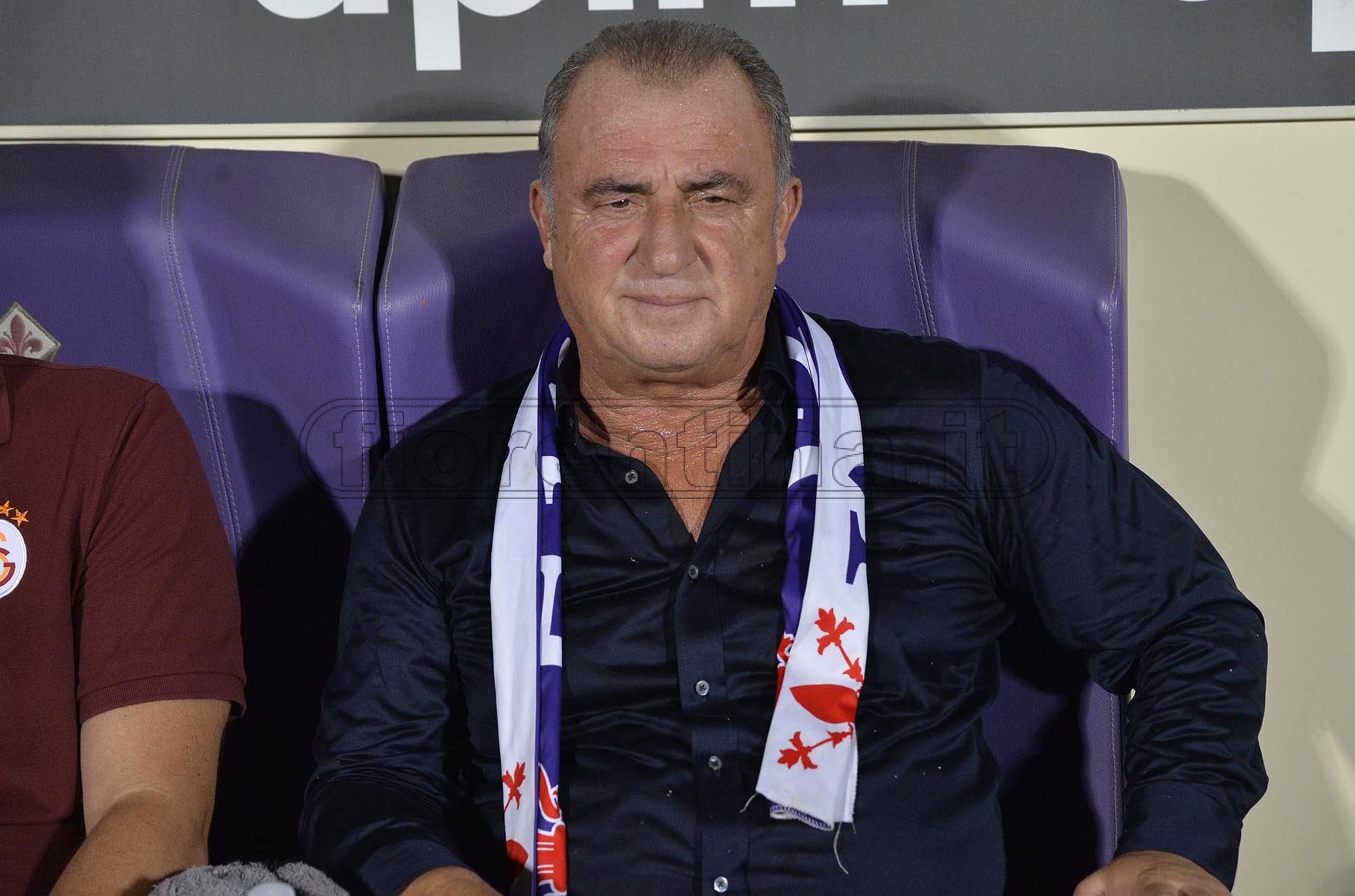 Terim in panchina con la sciarpa viola: le FOTO di VI.IT