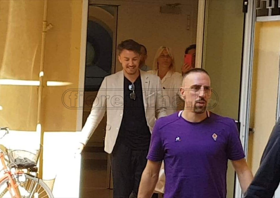 Visite mediche terminate per Ribery: l'uscita del francese dalla clinica Fanfani (VIDEO)
