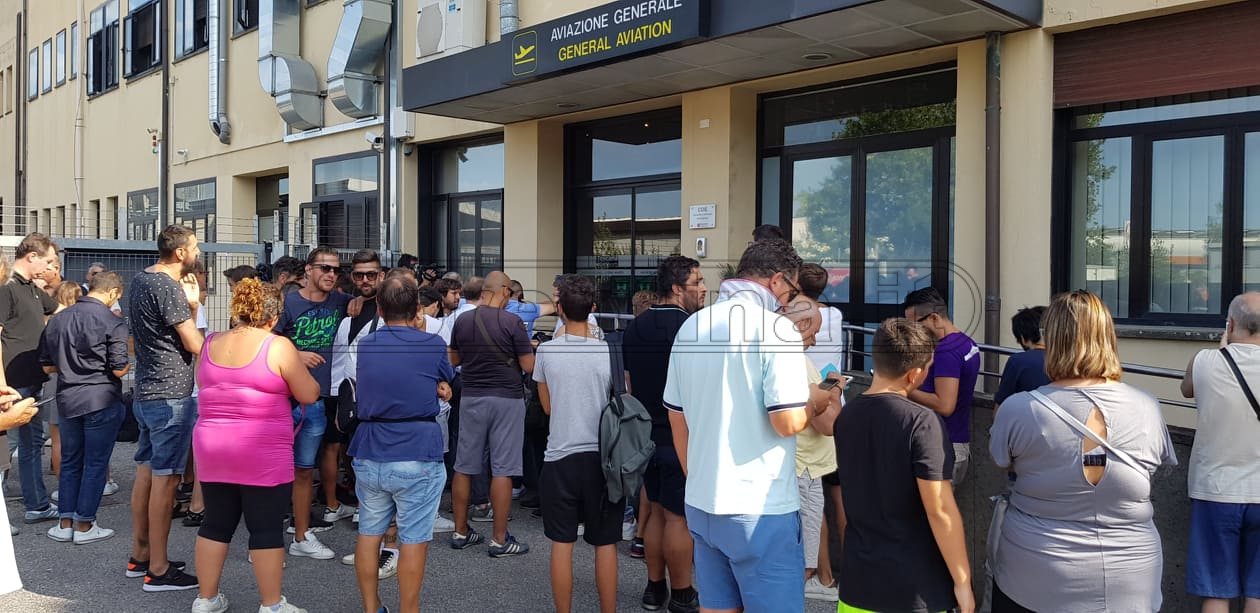 Tifosi viola a Peretola in attesa dell'arrivo di Franck Ribery (FOTO)
