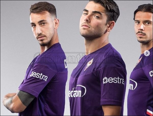 Nuovo sponsor sulla maglia della Fiorentina: il logo Estra sulla manica (FOTO)