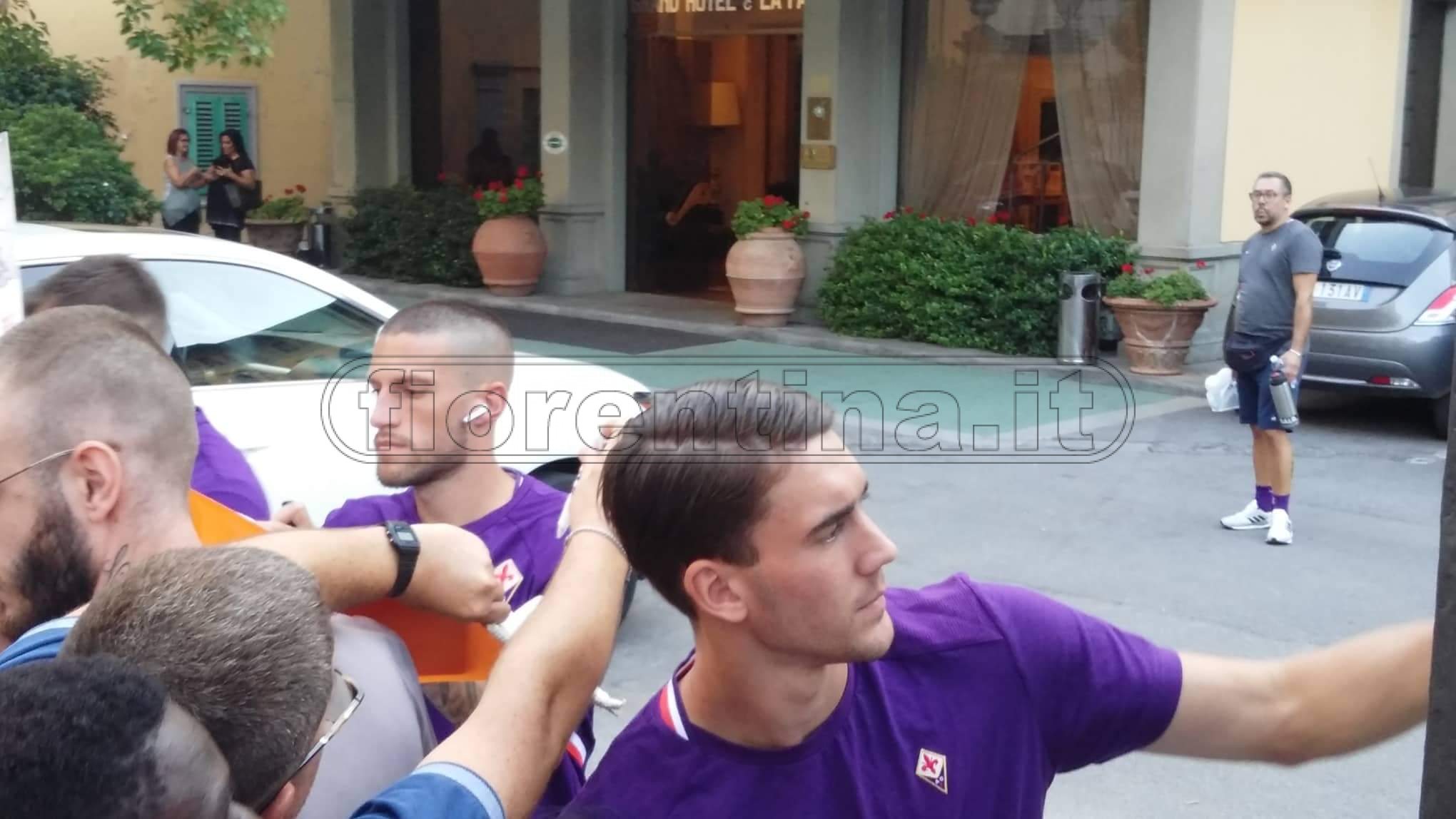 Montecatini, foto e autografi per alcuni viola al rientro in albergo (FOTO/VIDEO)