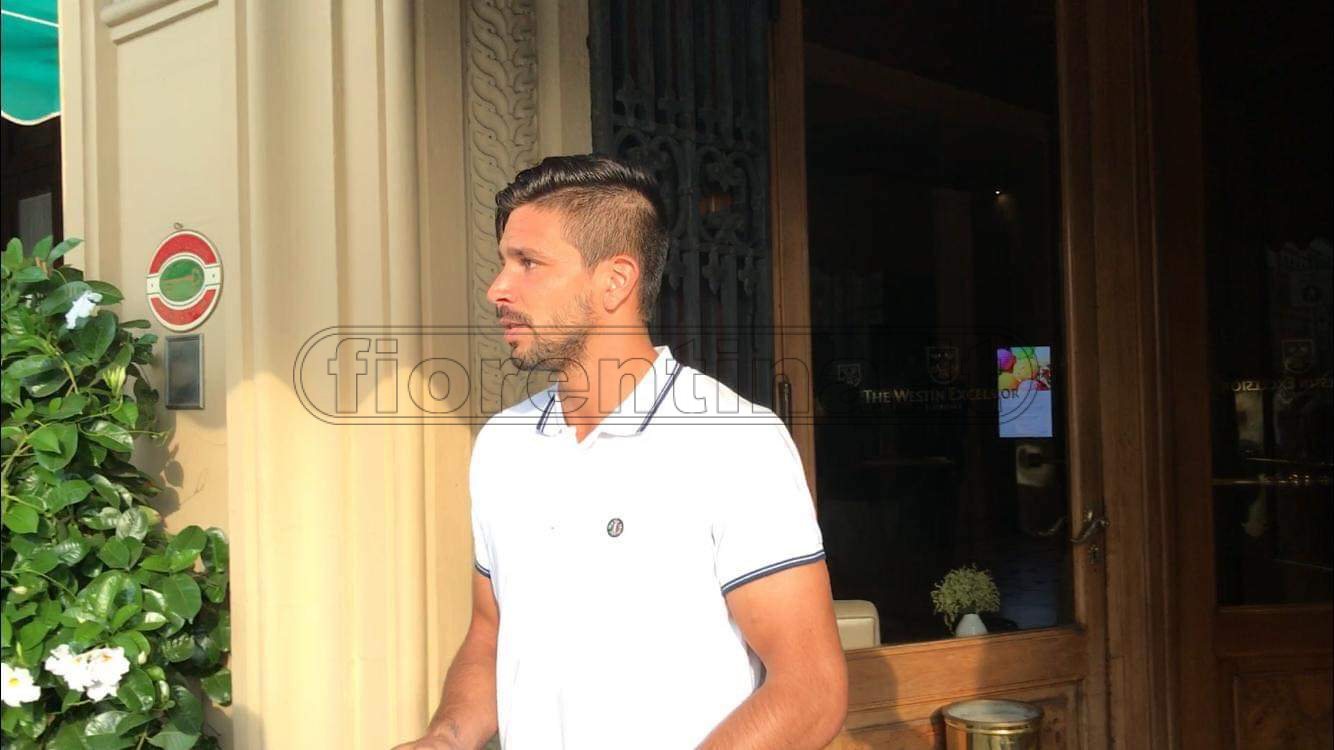 Simeone lascia l'hotel senza rilasciare dichiarazioni. L'argentino chiede una clausola al Cagliari (FOTO)