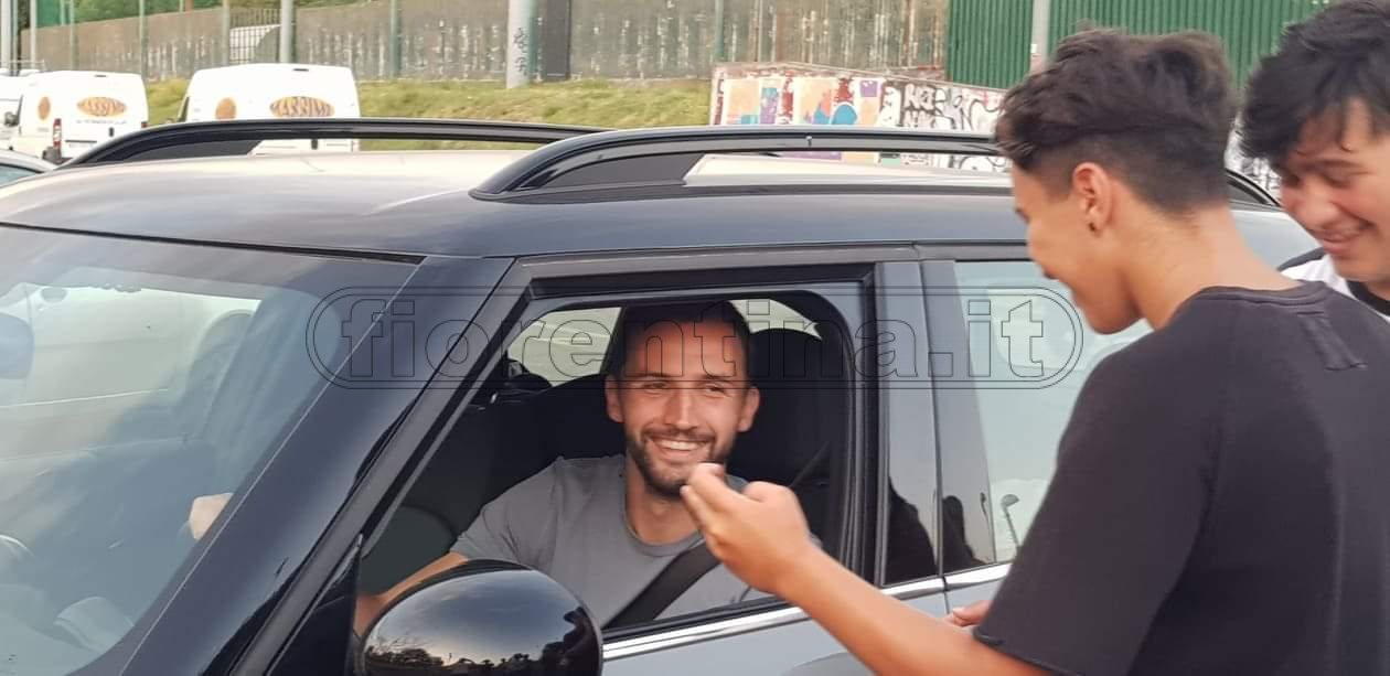 Centro Sportivo, Badelj scherza con un tifoso: "Ho preso la 25, mi hanno detto che è libera"