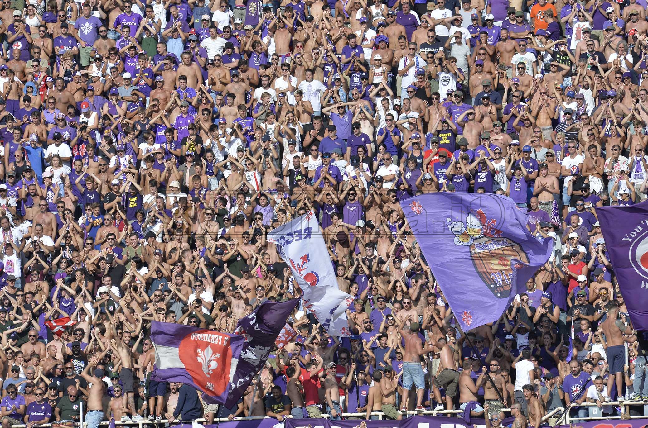Tre tifosi viola denunciati per lancio di bottigliette ad un pullman di tifosi ospiti