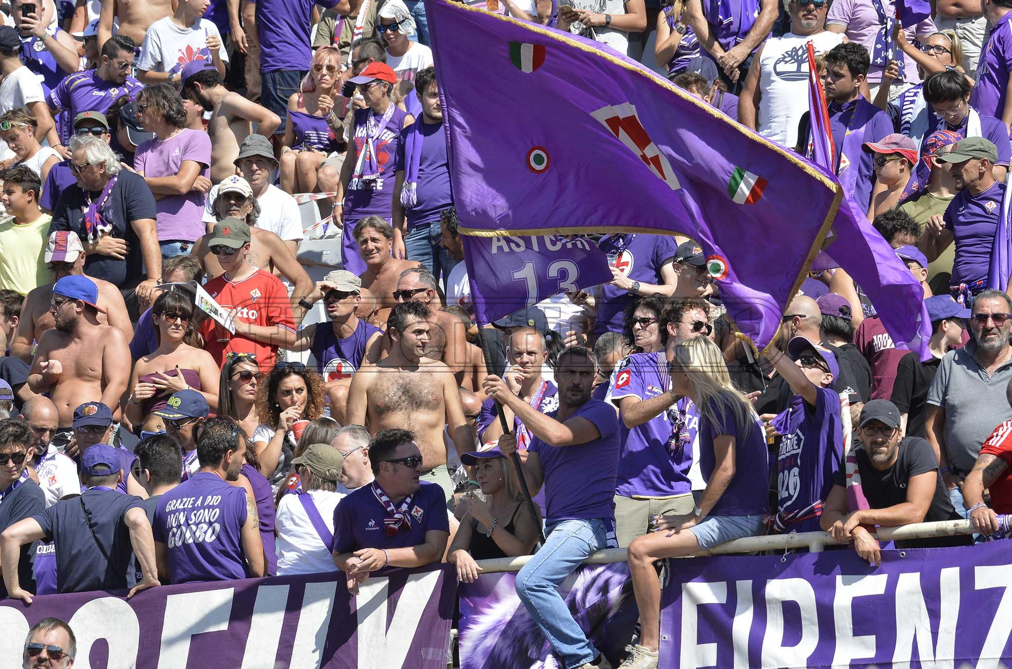 Fiorentina-Juventus, le immagini dei tifosi viola presenti al Franchi