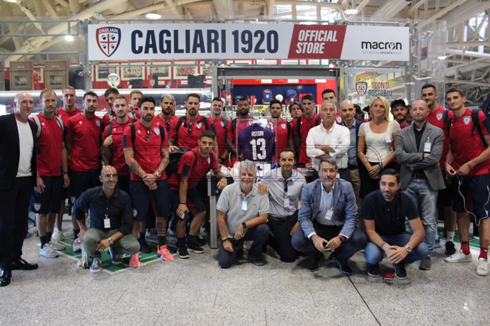La maglia di Davide Astori esposta per sempre all'aeroporto di Cagliari (FOTO)