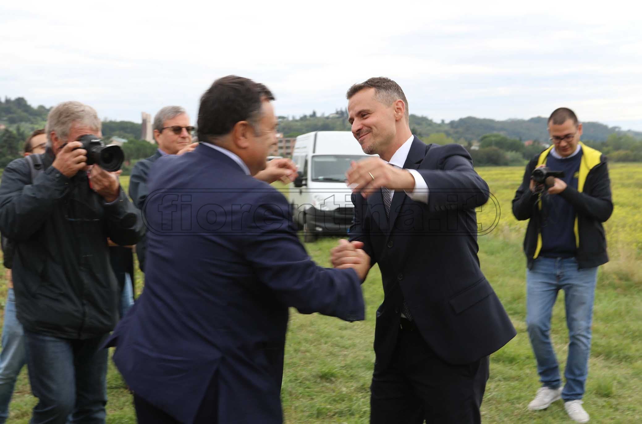 FIORENTINA 09-10-2019 JOE BARONE IN VISITA AI TERRENI DOVE SORGERA' IL NUOVO CENTRO SPORTIVO DELLA FIORENTINA SALUTA IL SINDACO DI BAGNO A RIPOLI FRANCESCO CASINI. ROBERTO VICARIO/SILPRESS