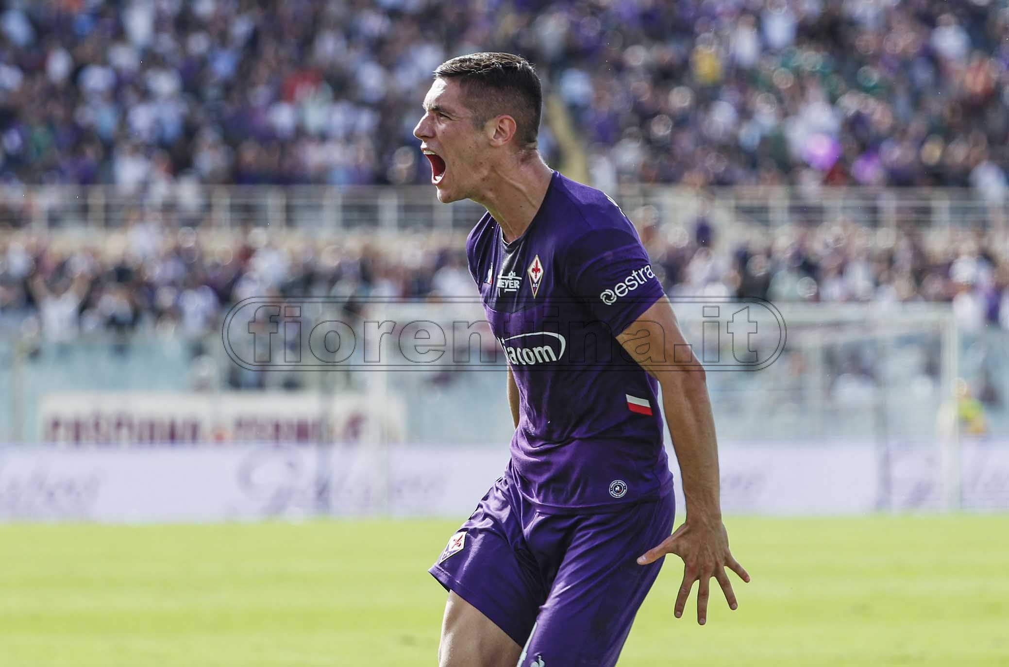 A tutto Milenkovic: difensore e goleador, domani deve guidare la retroguardia