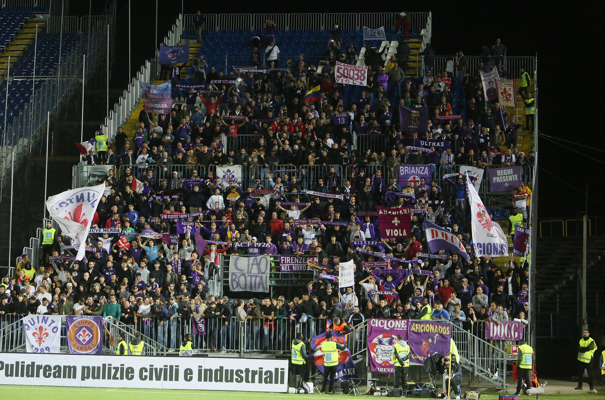 In mille di lunedì. Sassaiola contro il pullman dei tifosi viola prima dell’arrivo